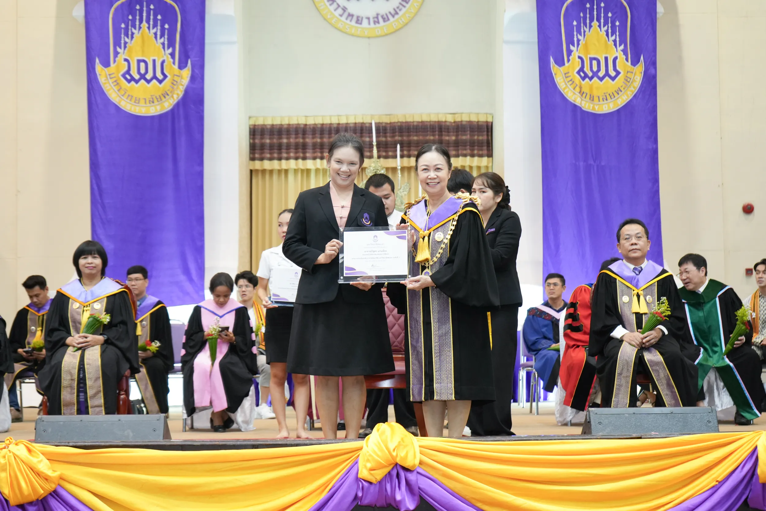 อาจารย์คณะรัฐศาสตร์และสังคมศาสตร์ ได้รับรางวัลอาจารย์มืออาชีพ มหาวิทยาลัยพะเยา UP-PSF ปี พ.ศ. 2568 ในพิธีไหว้ครูมหาวิทยาลัยพะเยา ประจำปีการศึกษา 2568