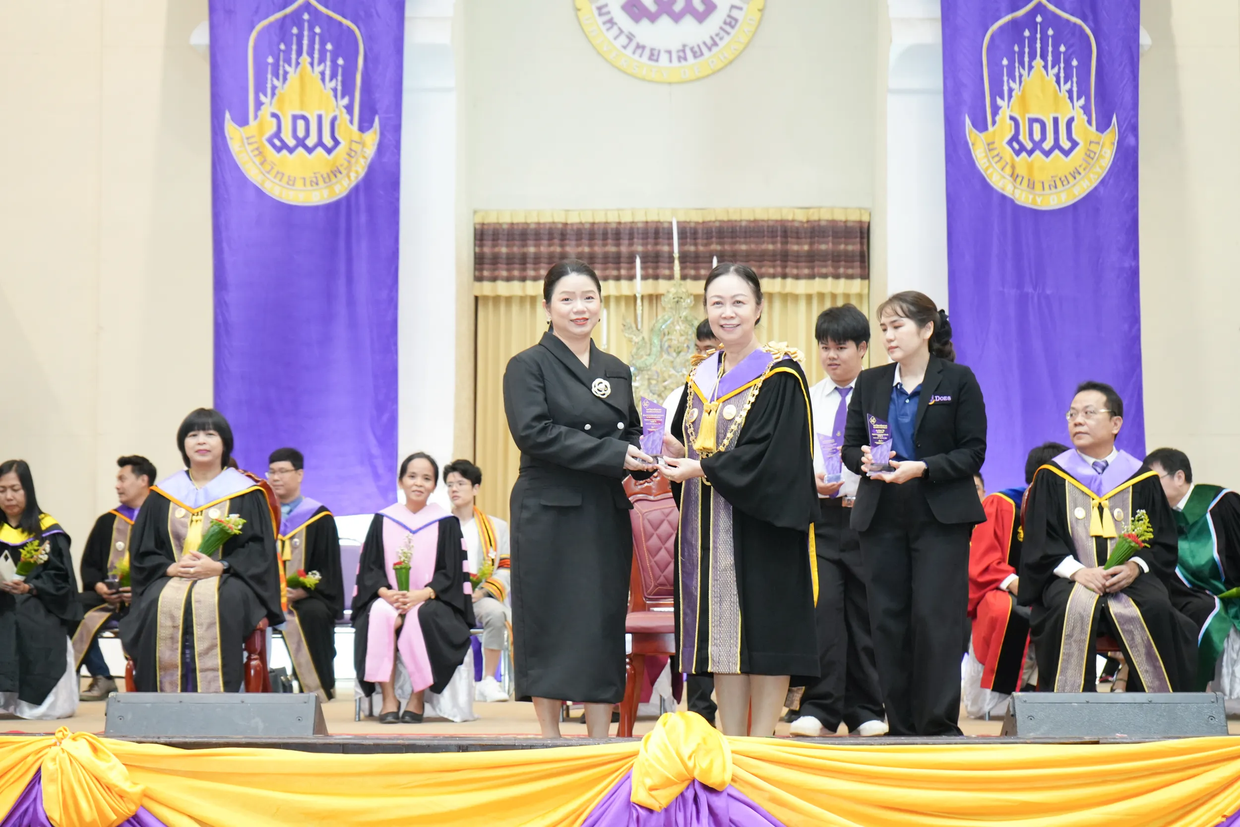 อาจารย์คณะรัฐศาสตร์และสังคมศาสตร์ ได้รับรางวัลอาจารย์มืออาชีพ มหาวิทยาลัยพะเยา UP-PSF ปี พ.ศ. 2568 ในพิธีไหว้ครูมหาวิทยาลัยพะเยา ประจำปีการศึกษา 2568