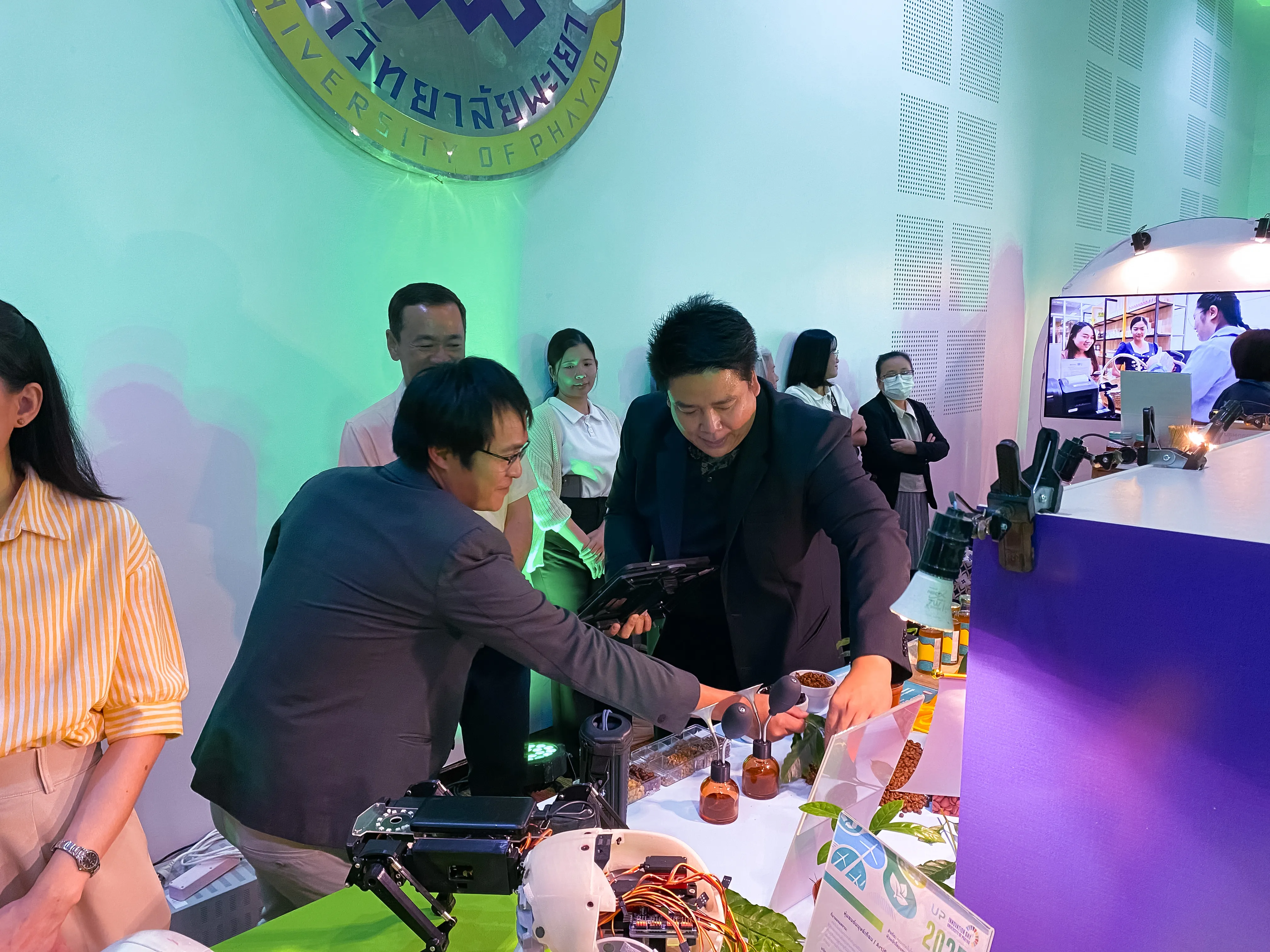 คณะรัฐศาสตร์และสังคมศาสตร์ ม.พะเยา โชว์นวัตกรรม “โรงคั่วกาแฟพะเยา” สร้างโมเดลเศรษฐกิจยั่งยืน ในงาน UP Innovation Day 2025