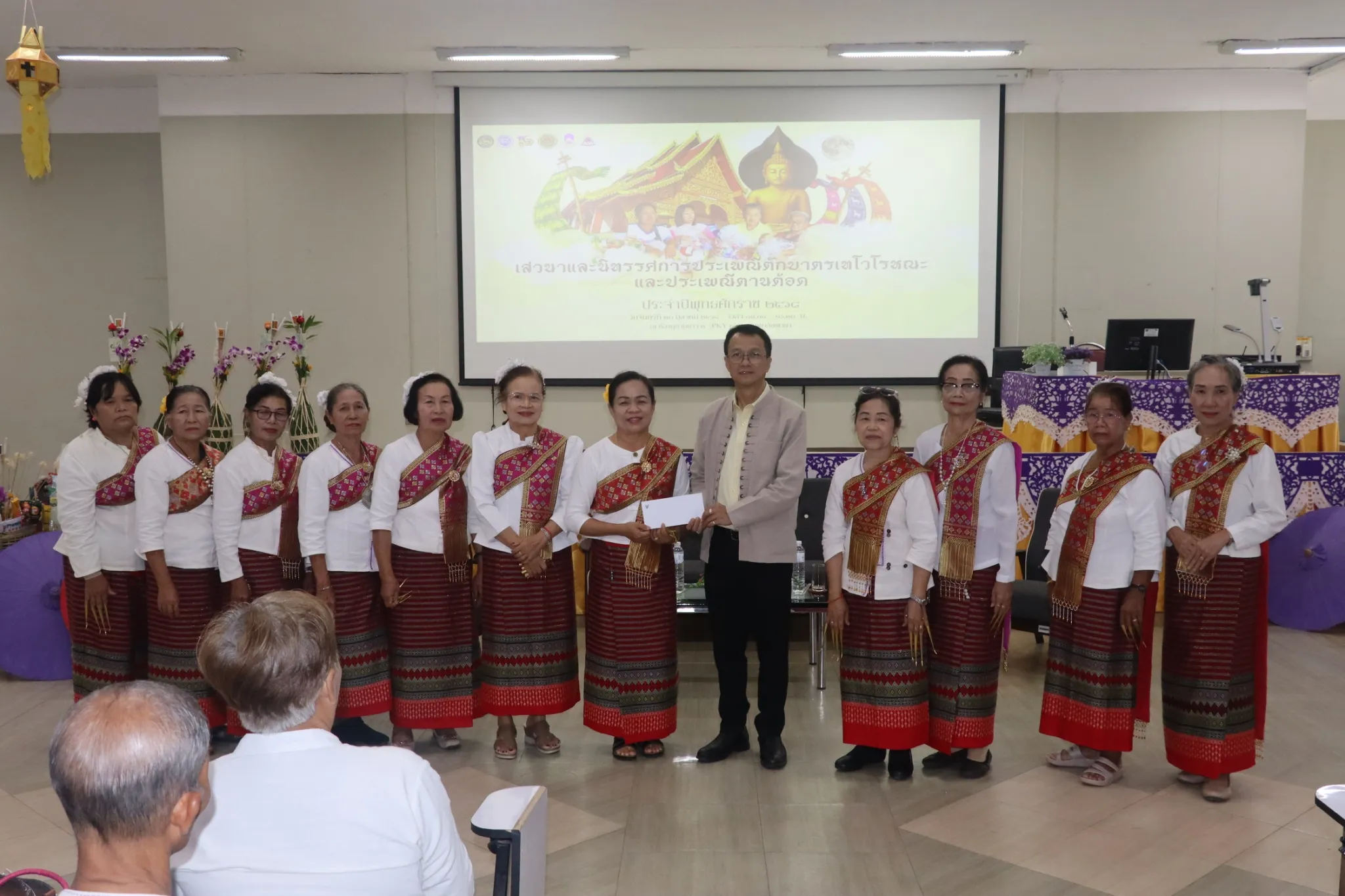 คณะรัฐศาสตร์และสังคมศาสตร์ มหาวิทยาลัยพะเยา จัดกิจกรรม “เสวนาและนิทรรศการประเพณีตักบาตรเทโวโรหณะ และประเพณีตานต้อด” ประจำปี 2568 เพื่อสืบสานวัฒนธรรมท้องถิ่น เชื่อมโยงปัญญากับชุมชนสู่ความยั่งยืน