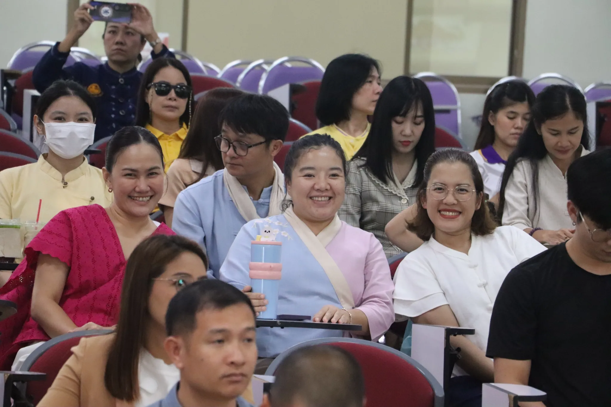 คณะรัฐศาสตร์และสังคมศาสตร์ มหาวิทยาลัยพะเยา จัดกิจกรรม “เสวนาและนิทรรศการประเพณีตักบาตรเทโวโรหณะ และประเพณีตานต้อด” ประจำปี 2568 เพื่อสืบสานวัฒนธรรมท้องถิ่น เชื่อมโยงปัญญากับชุมชนสู่ความยั่งยืน