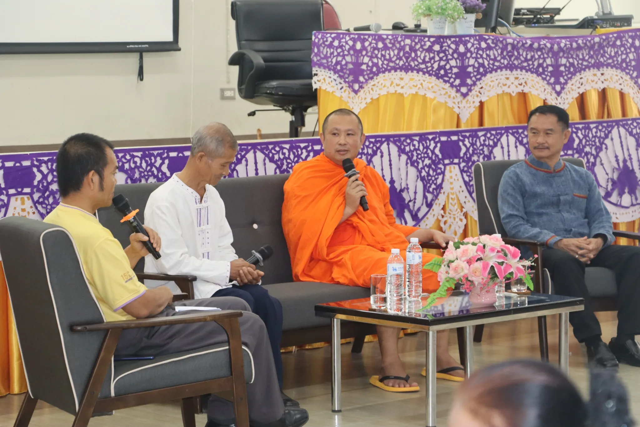 คณะรัฐศาสตร์และสังคมศาสตร์ มหาวิทยาลัยพะเยา จัดกิจกรรม “เสวนาและนิทรรศการประเพณีตักบาตรเทโวโรหณะ และประเพณีตานต้อด” ประจำปี 2568 เพื่อสืบสานวัฒนธรรมท้องถิ่น เชื่อมโยงปัญญากับชุมชนสู่ความยั่งยืน