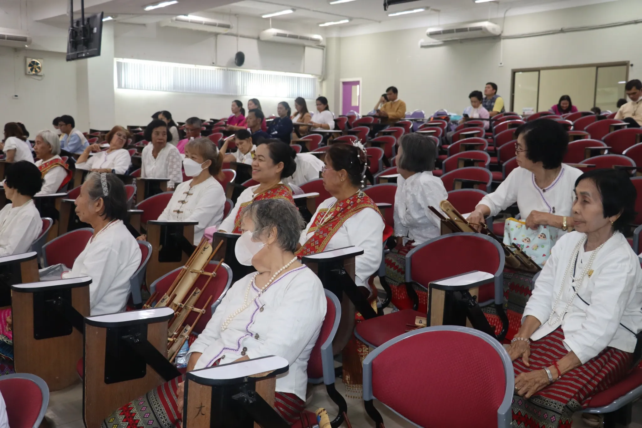 คณะรัฐศาสตร์และสังคมศาสตร์ มหาวิทยาลัยพะเยา จัดกิจกรรม “เสวนาและนิทรรศการประเพณีตักบาตรเทโวโรหณะ และประเพณีตานต้อด” ประจำปี 2568 เพื่อสืบสานวัฒนธรรมท้องถิ่น เชื่อมโยงปัญญากับชุมชนสู่ความยั่งยืน