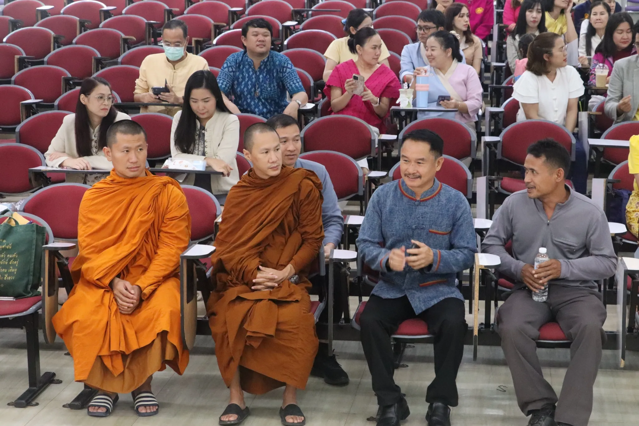 คณะรัฐศาสตร์และสังคมศาสตร์ มหาวิทยาลัยพะเยา จัดกิจกรรม “เสวนาและนิทรรศการประเพณีตักบาตรเทโวโรหณะ และประเพณีตานต้อด” ประจำปี 2568 เพื่อสืบสานวัฒนธรรมท้องถิ่น เชื่อมโยงปัญญากับชุมชนสู่ความยั่งยืน