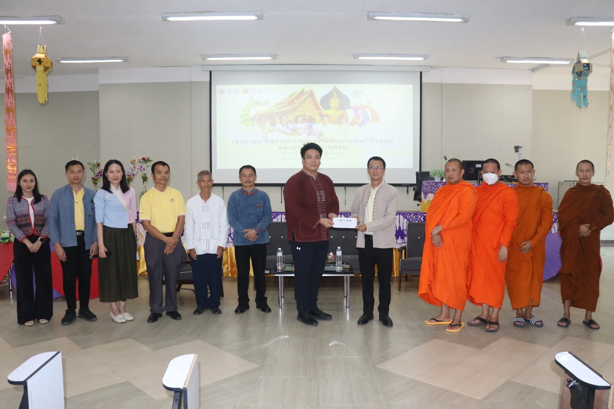 คณะรัฐศาสตร์และสังคมศาสตร์ มหาวิทยาลัยพะเยา จัดกิจกรรม “เสวนาและนิทรรศการประเพณีตักบาตรเทโวโรหณะ และประเพณีตานต้อด” ประจำปี 2568 เพื่อสืบสานวัฒนธรรมท้องถิ่น เชื่อมโยงปัญญากับชุมชนสู่ความยั่งยืน