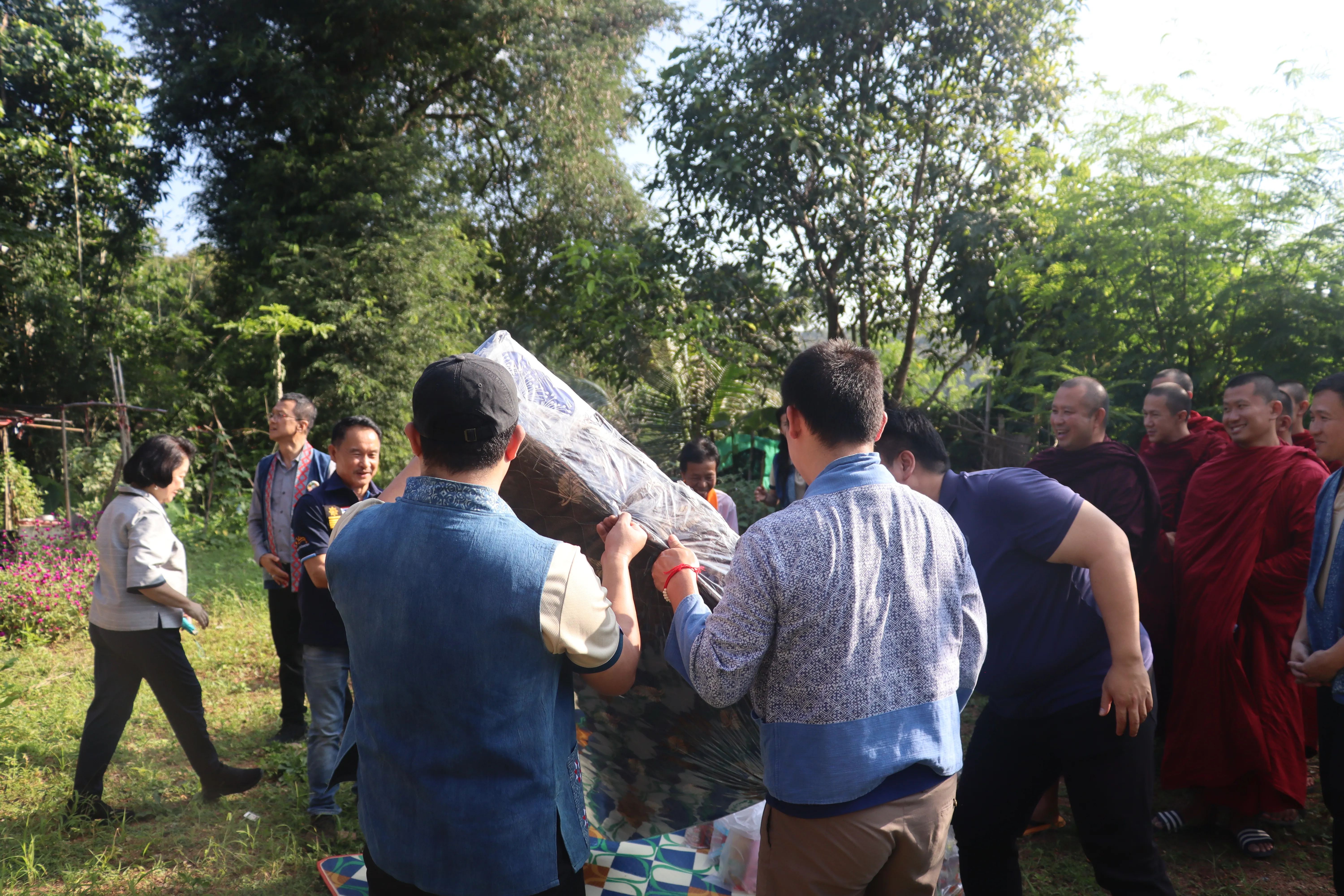 คณะรัฐศาสตร์และสังคมศาสตร์ ม.พะเยา ร่วมสืบสาน "ประเพณีตานต้อด" ประจำปี 2568 พร้อมส่งมอบความช่วยเหลือแก่ชุมชน