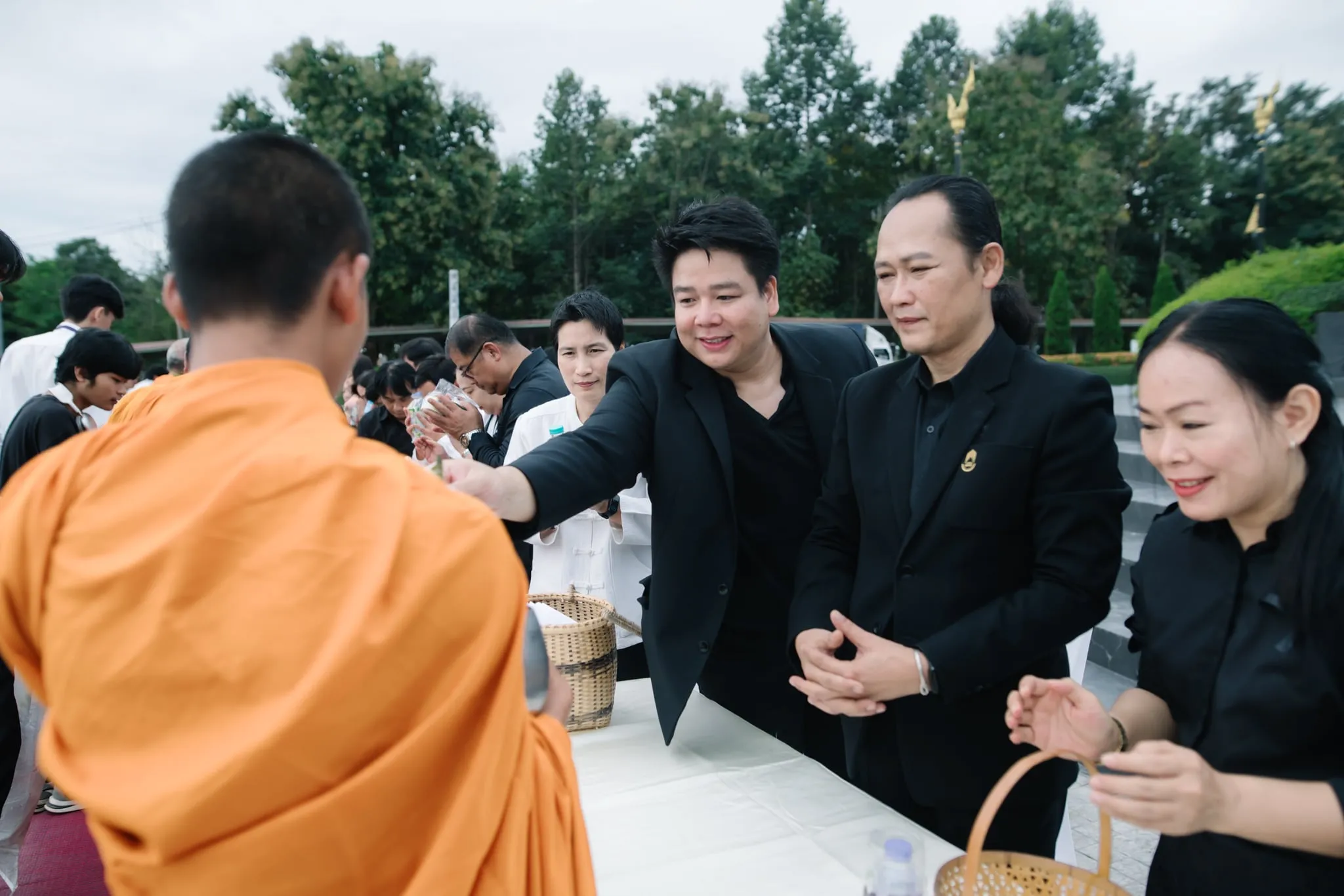 คณะรัฐศาสตร์และสังคมศาสตร์ มหาวิทยาลัยพะเยา ร่วมกิจกรรมตักบาตรบำเพ็ญพระราชกุศลถวายแด่สมเด็จพระนางเจ้าสิริกิติ์ พระบรมราชินีนาถ พระบรมราชชนนีพันปีหลวง