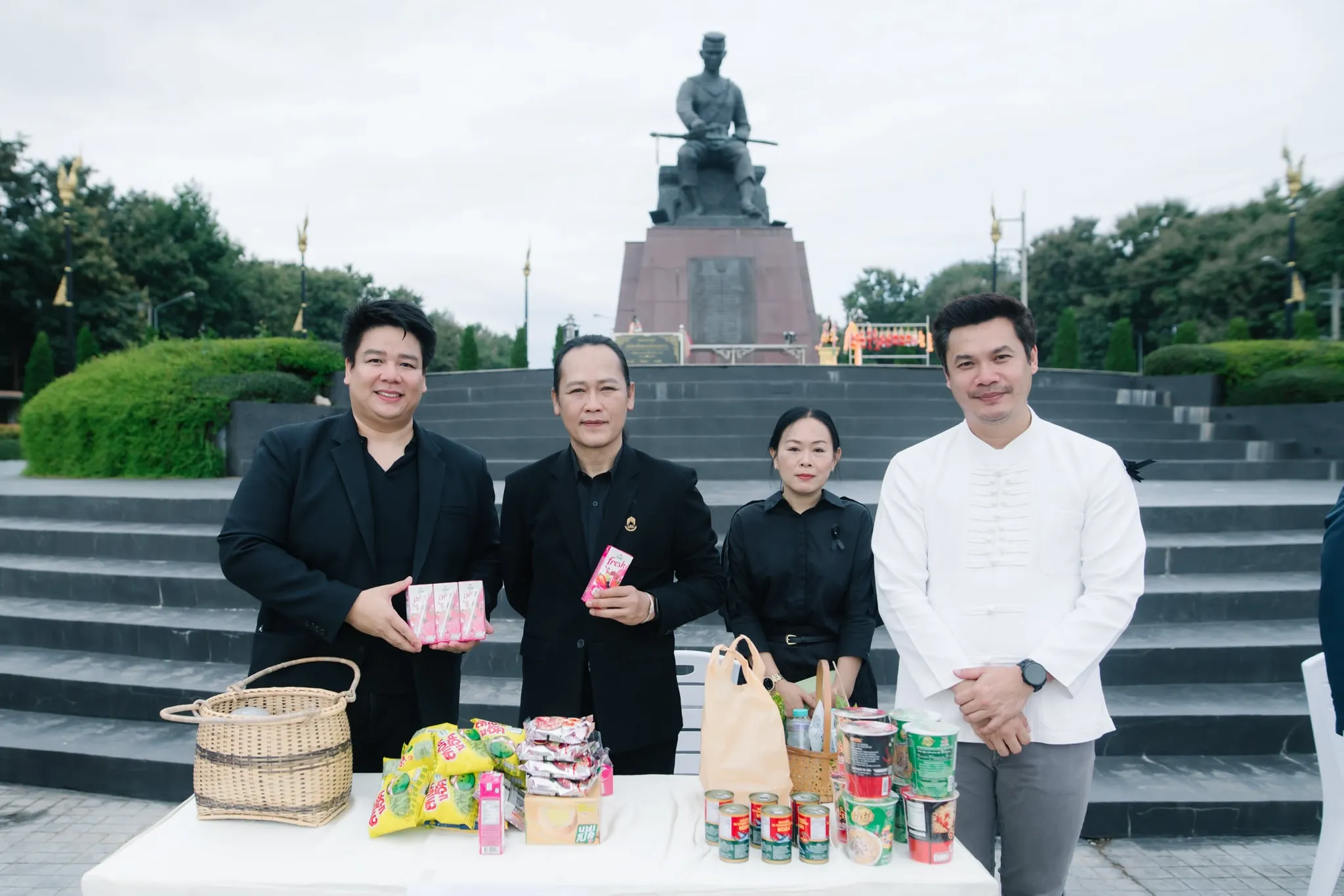 คณะรัฐศาสตร์และสังคมศาสตร์ มหาวิทยาลัยพะเยา ร่วมกิจกรรมตักบาตรบำเพ็ญพระราชกุศลถวายแด่สมเด็จพระนางเจ้าสิริกิติ์ พระบรมราชินีนาถ พระบรมราชชนนีพันปีหลวง