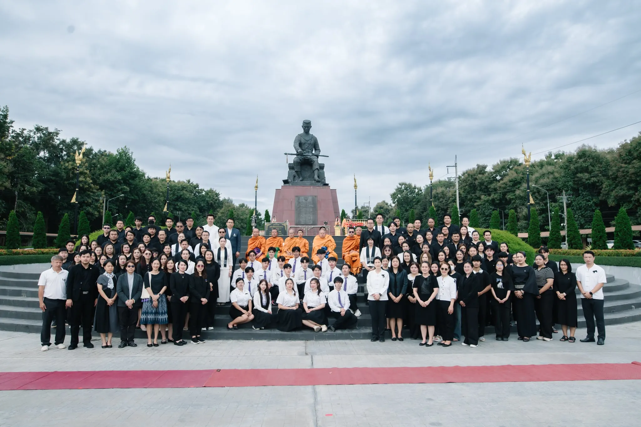 คณะรัฐศาสตร์และสังคมศาสตร์ มหาวิทยาลัยพะเยา ร่วมกิจกรรมตักบาตรบำเพ็ญพระราชกุศลถวายแด่สมเด็จพระนางเจ้าสิริกิติ์ พระบรมราชินีนาถ พระบรมราชชนนีพันปีหลวง