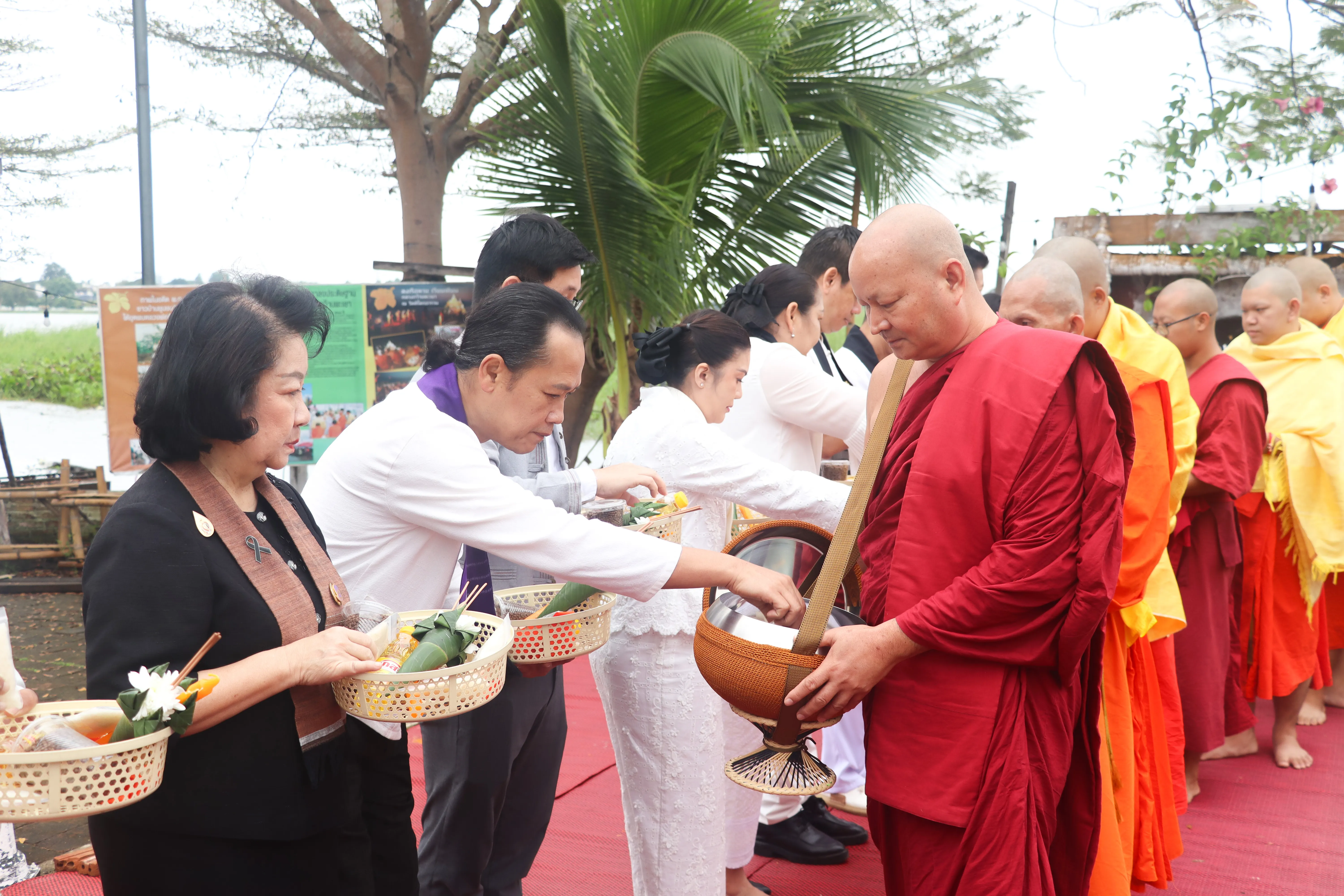 คณะรัฐศาสตร์และสังคมศาสตร์ มหาวิทยาลัยพะเยา ร่วมกิจกรรม “โมเมนต์แห่งความทรงจำ 15 ค่ำ เดือน 12” สืบสานประเพณีล้านนาและถวายเป็นพระราชกุศล
