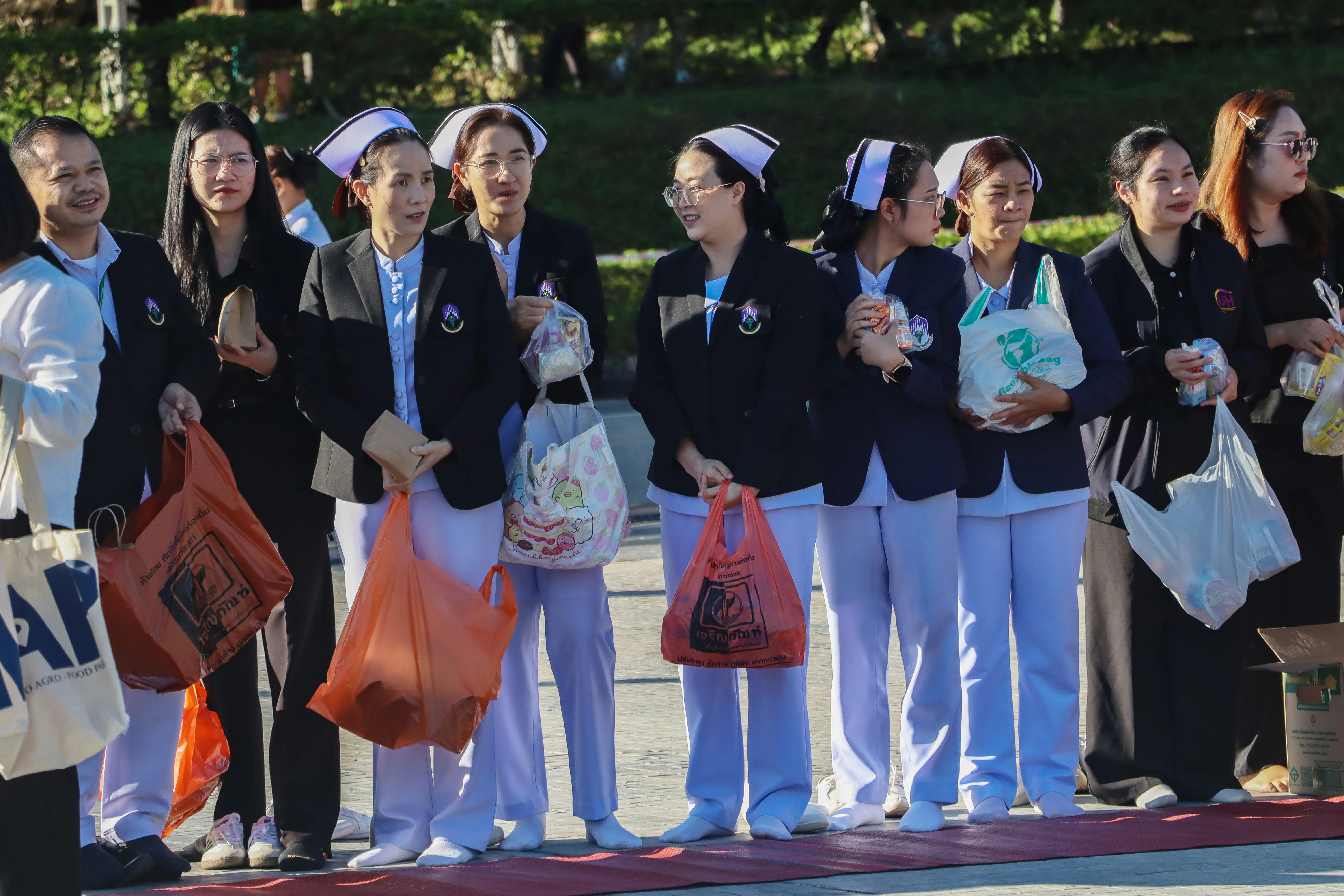 น้อมเกล้าฯ ถวายพระราชกุศล คณะรัฐศาสตร์และสังคมศาสตร์ พร้อมคณะแพทย์-พยาบาล ร่วมเป็นเจ้าภาพหลักในพิธีตักบาตร ณ ลานพระบรมราชานุสาวรีย์สมเด็จพระนเรศวรฯ