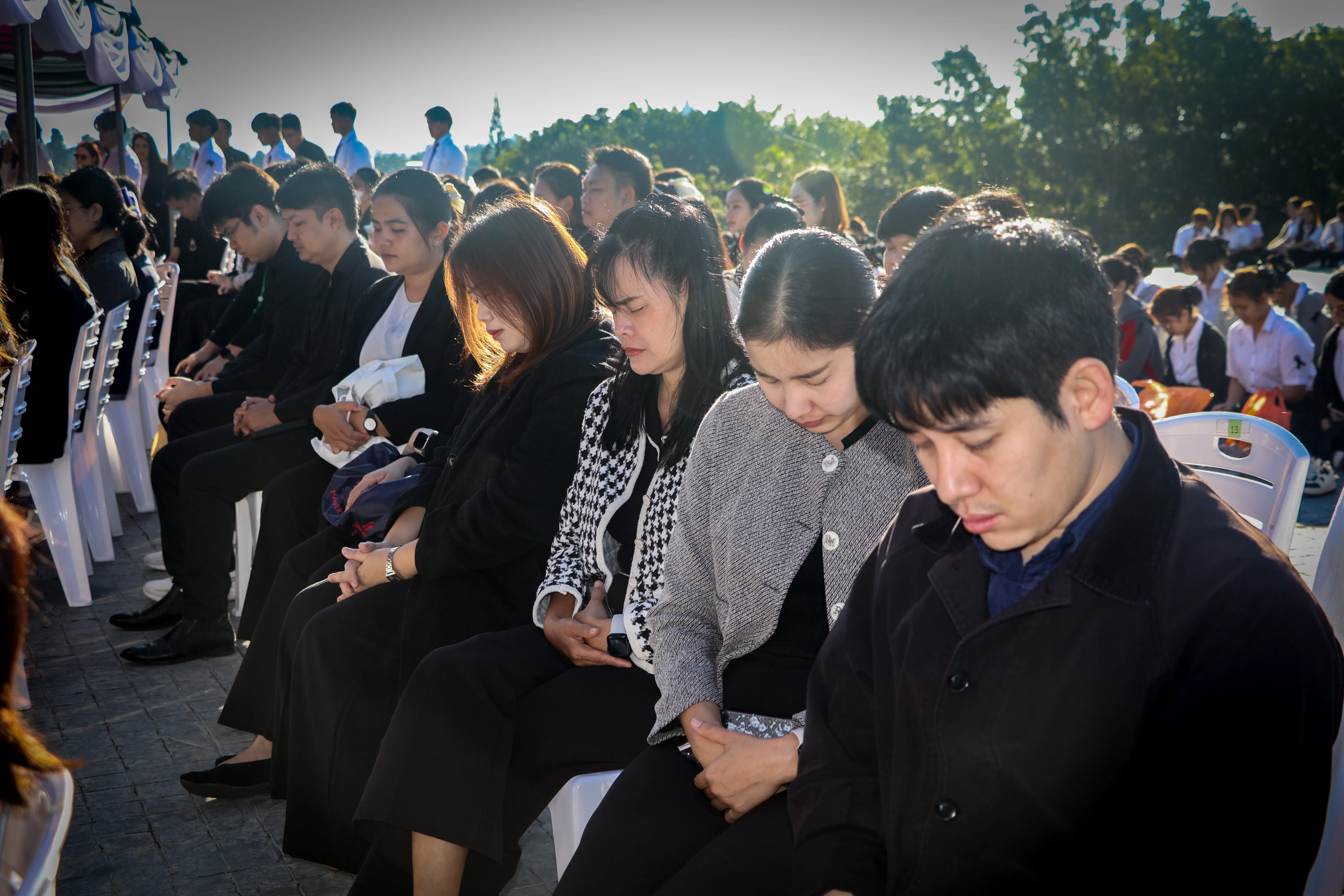 น้อมเกล้าฯ ถวายพระราชกุศล คณะรัฐศาสตร์และสังคมศาสตร์ พร้อมคณะแพทย์-พยาบาล ร่วมเป็นเจ้าภาพหลักในพิธีตักบาตร ณ ลานพระบรมราชานุสาวรีย์สมเด็จพระนเรศวรฯ