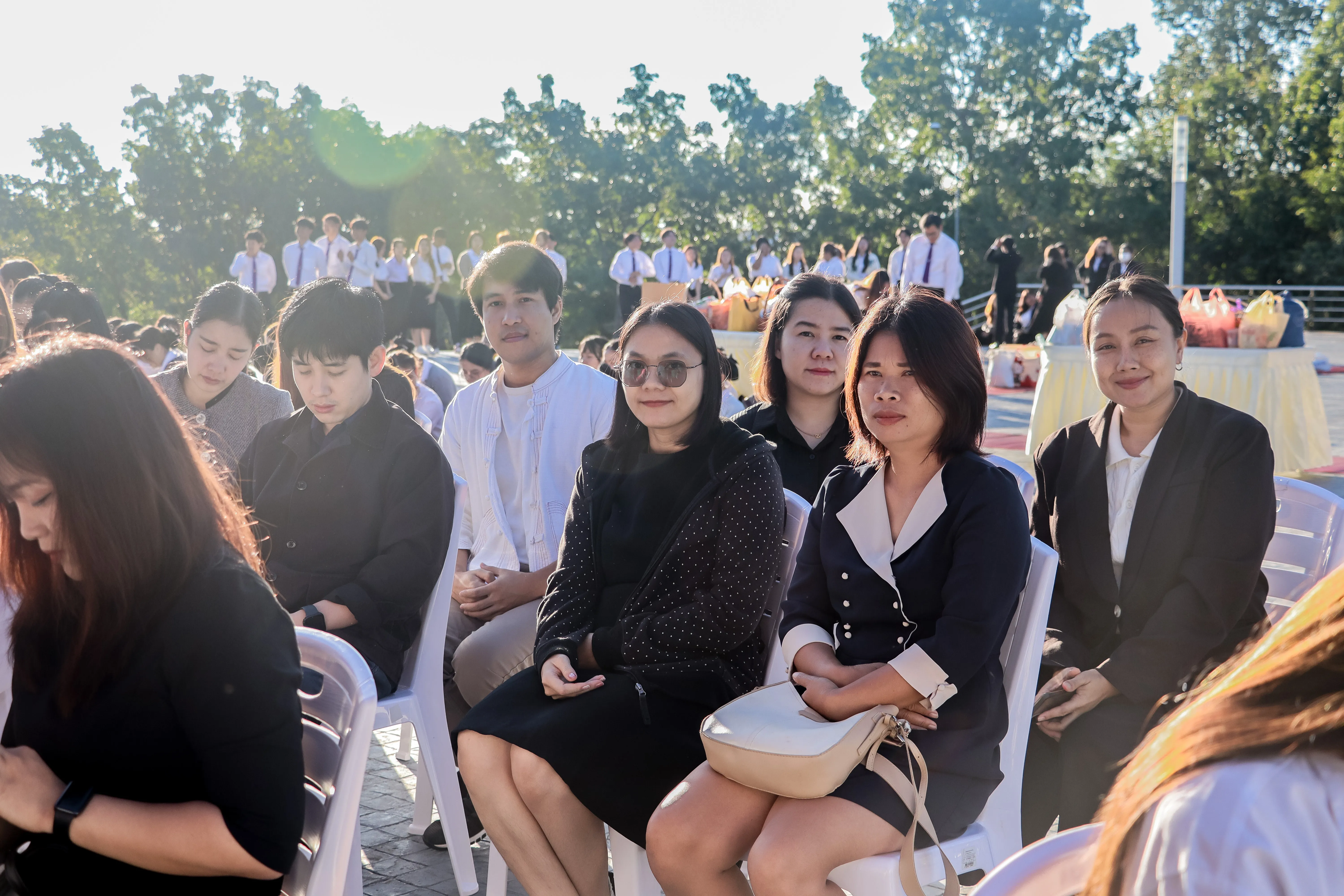 น้อมเกล้าฯ ถวายพระราชกุศล คณะรัฐศาสตร์และสังคมศาสตร์ พร้อมคณะแพทย์-พยาบาล ร่วมเป็นเจ้าภาพหลักในพิธีตักบาตร ณ ลานพระบรมราชานุสาวรีย์สมเด็จพระนเรศวรฯ