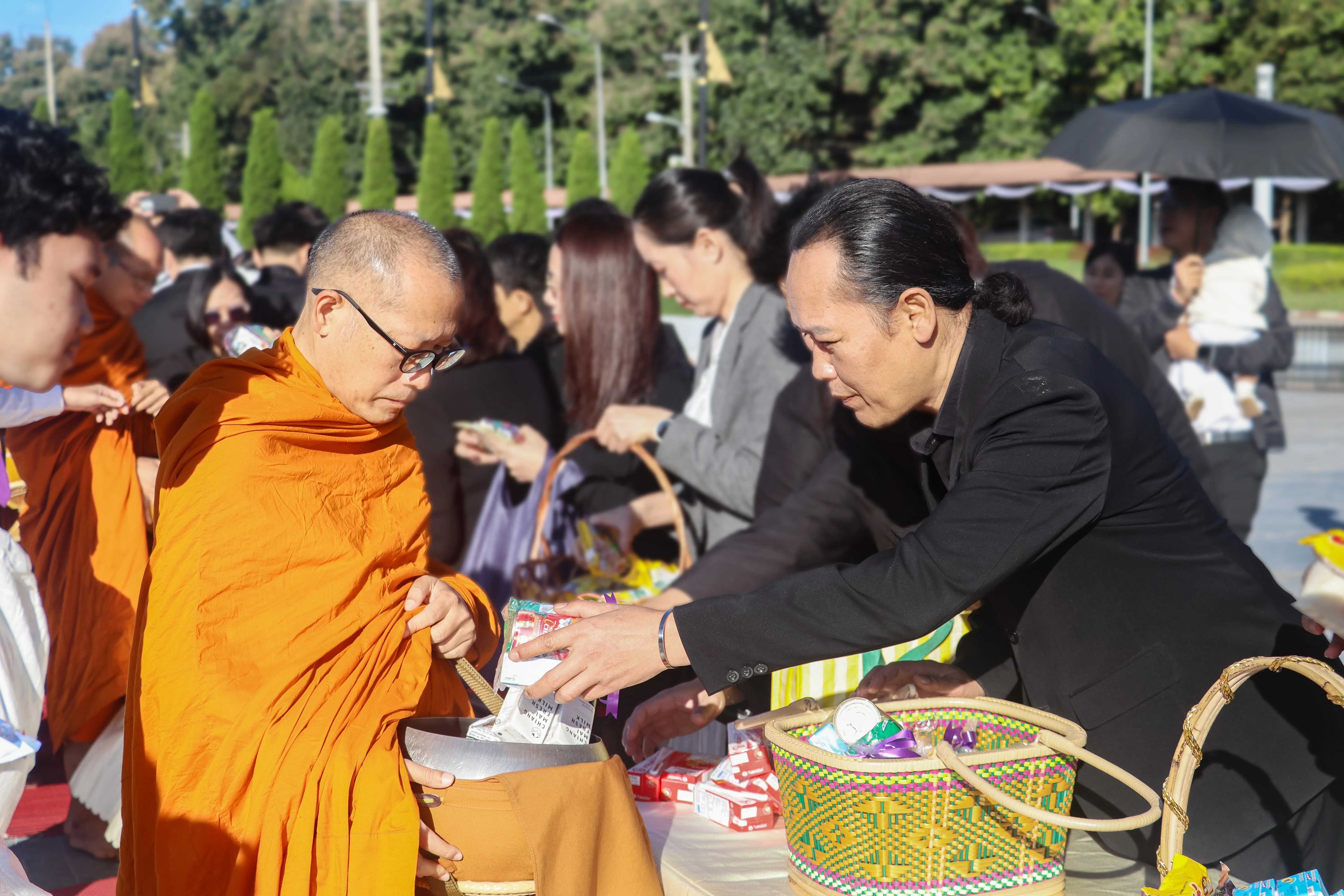 น้อมเกล้าฯ ถวายพระราชกุศล คณะรัฐศาสตร์และสังคมศาสตร์ พร้อมคณะแพทย์-พยาบาล ร่วมเป็นเจ้าภาพหลักในพิธีตักบาตร ณ ลานพระบรมราชานุสาวรีย์สมเด็จพระนเรศวรฯ
