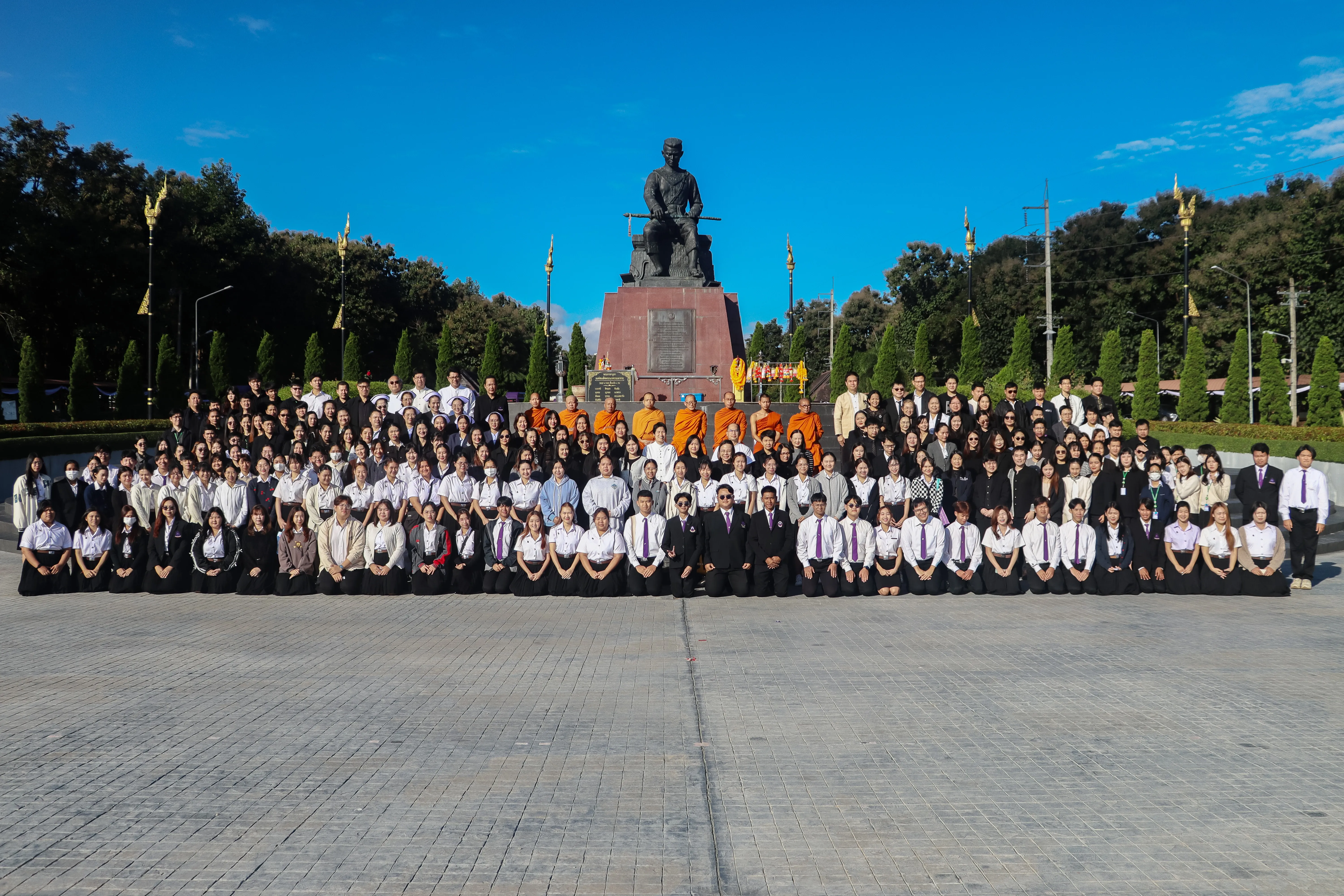 น้อมเกล้าฯ ถวายพระราชกุศล คณะรัฐศาสตร์และสังคมศาสตร์ พร้อมคณะแพทย์-พยาบาล ร่วมเป็นเจ้าภาพหลักในพิธีตักบาตร ณ ลานพระบรมราชานุสาวรีย์สมเด็จพระนเรศวรฯ