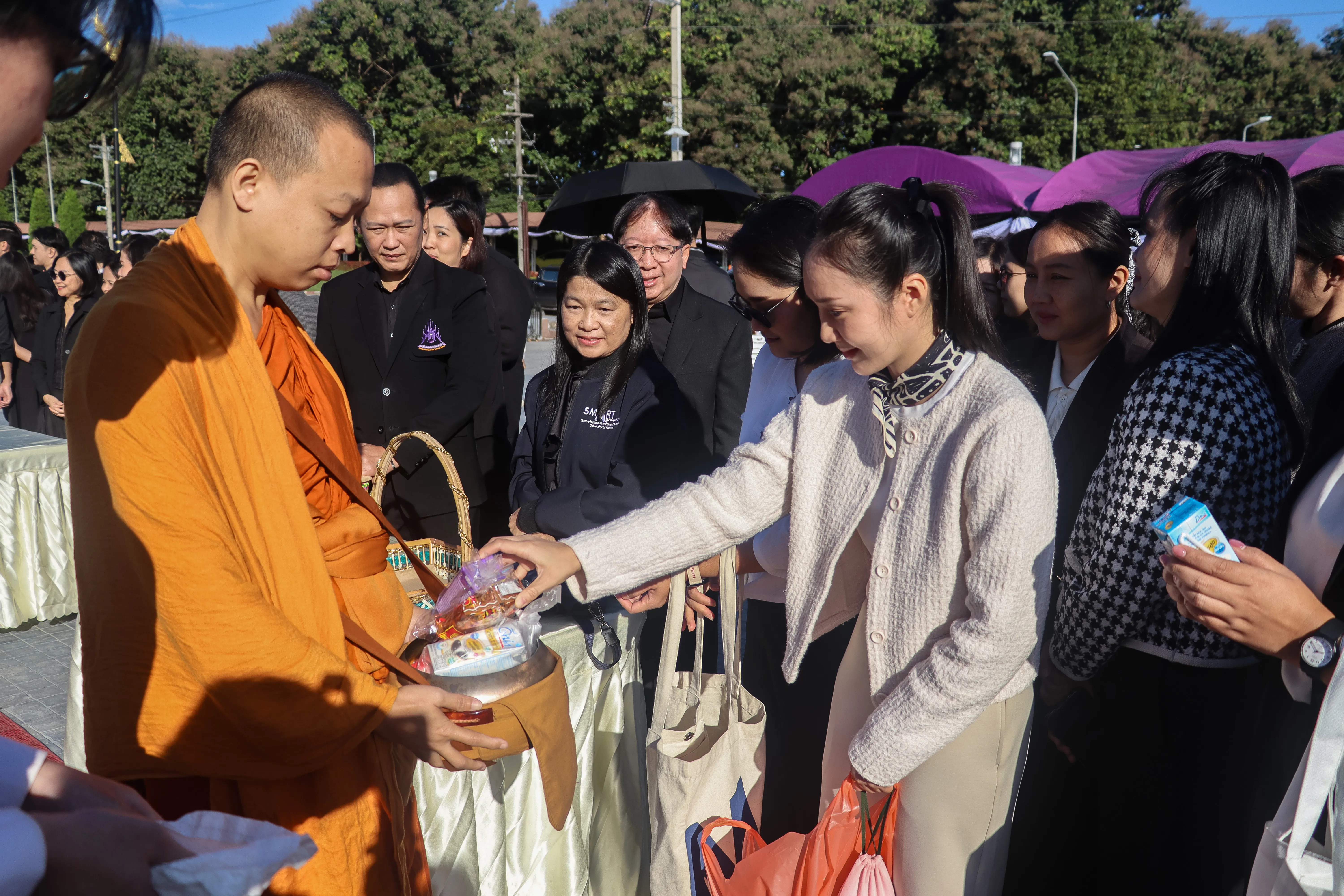 น้อมเกล้าฯ ถวายพระราชกุศล คณะรัฐศาสตร์และสังคมศาสตร์ พร้อมคณะแพทย์-พยาบาล ร่วมเป็นเจ้าภาพหลักในพิธีตักบาตร ณ ลานพระบรมราชานุสาวรีย์สมเด็จพระนเรศวรฯ
