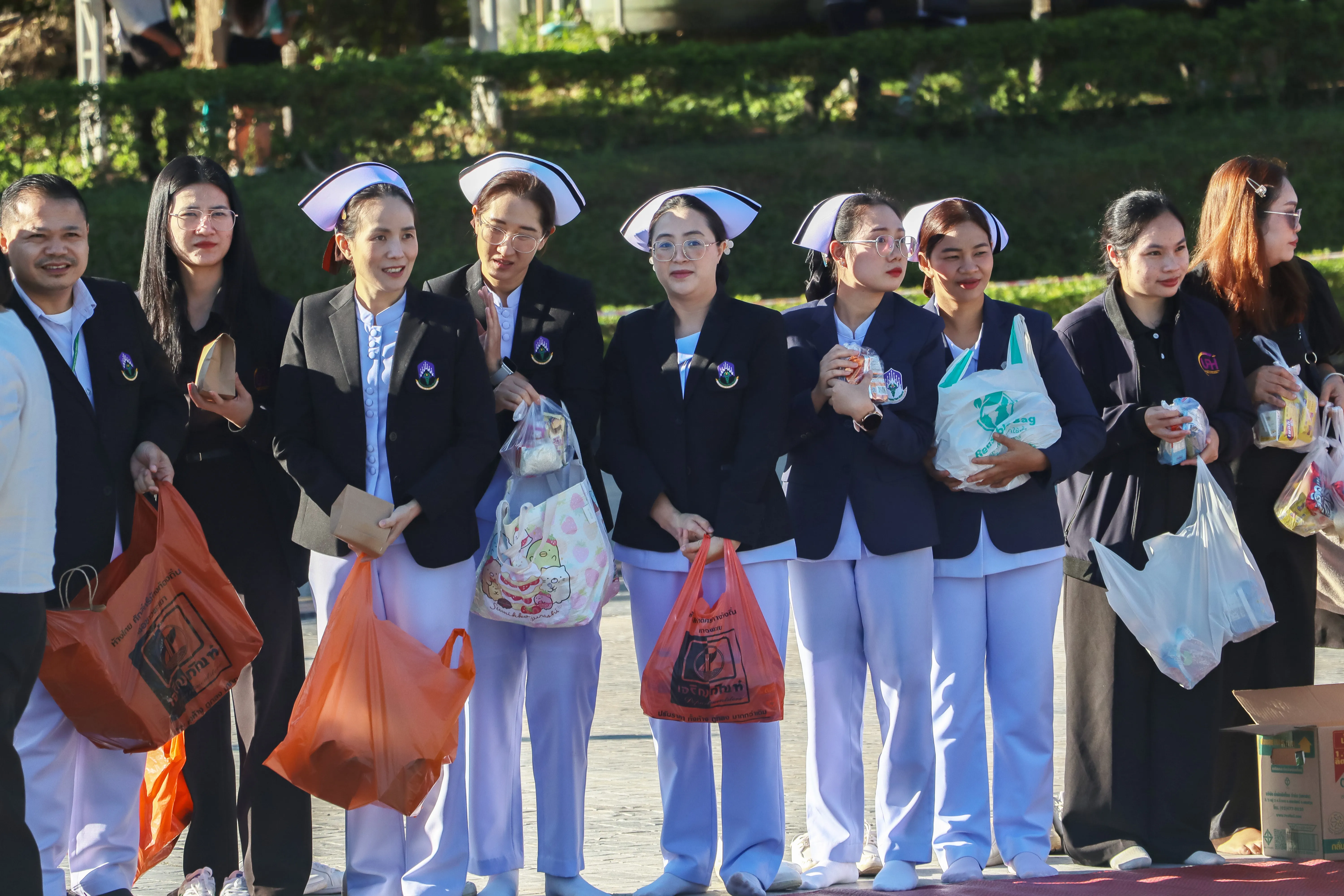 น้อมเกล้าฯ ถวายพระราชกุศล คณะรัฐศาสตร์และสังคมศาสตร์ พร้อมคณะแพทย์-พยาบาล ร่วมเป็นเจ้าภาพหลักในพิธีตักบาตร ณ ลานพระบรมราชานุสาวรีย์สมเด็จพระนเรศวรฯ