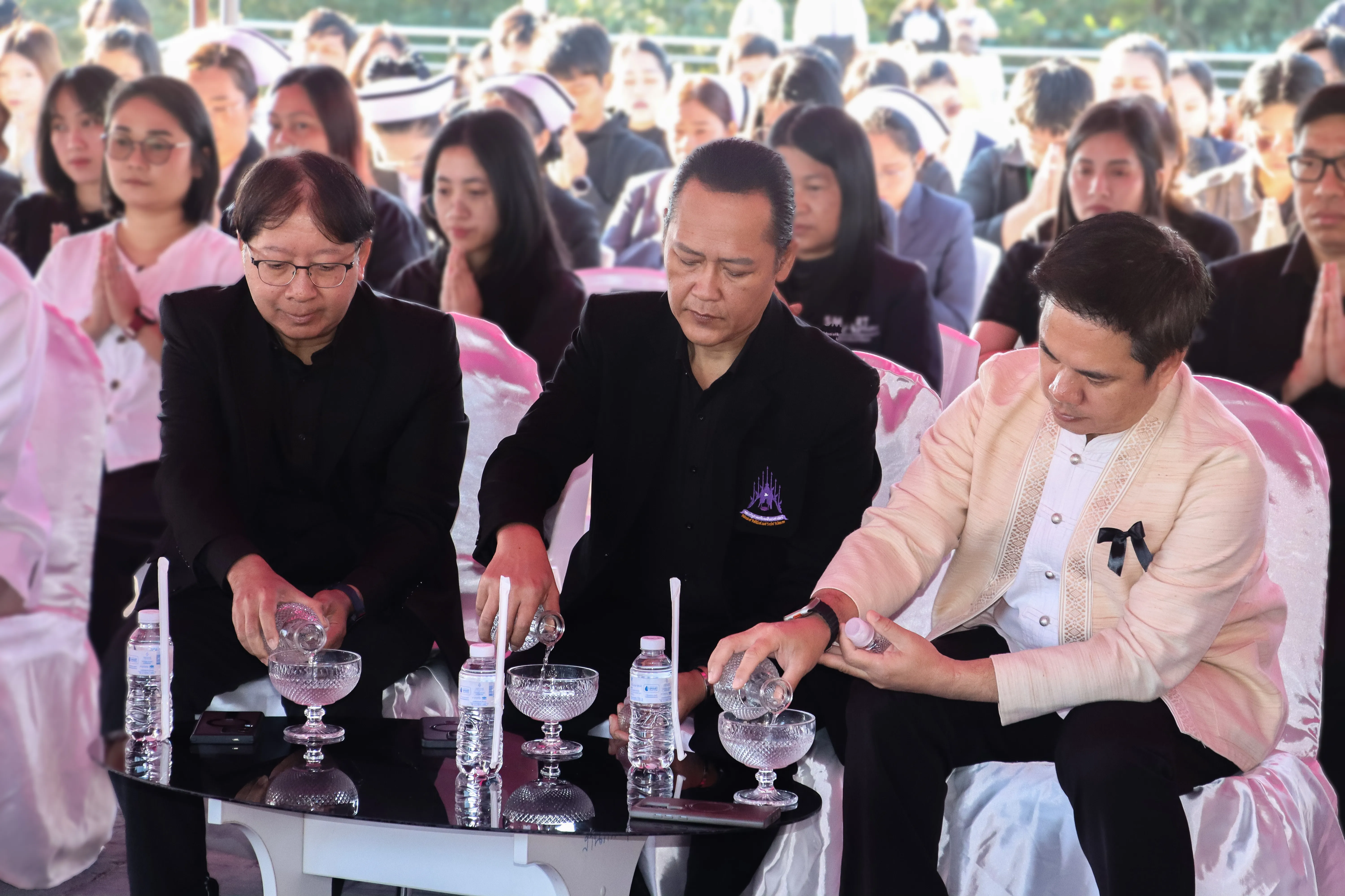 น้อมเกล้าฯ ถวายพระราชกุศล คณะรัฐศาสตร์และสังคมศาสตร์ พร้อมคณะแพทย์-พยาบาล ร่วมเป็นเจ้าภาพหลักในพิธีตักบาตร ณ ลานพระบรมราชานุสาวรีย์สมเด็จพระนเรศวรฯ