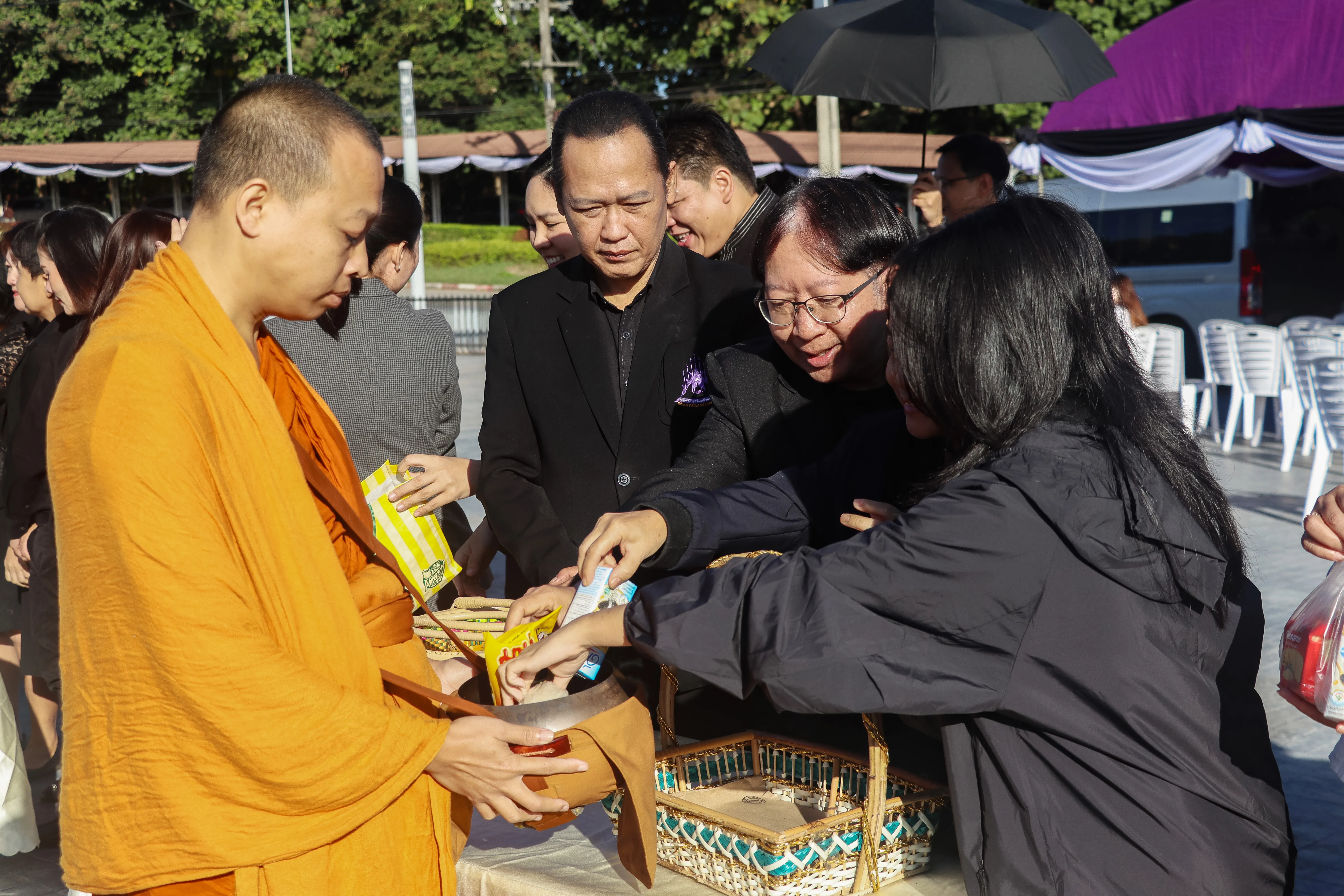 น้อมเกล้าฯ ถวายพระราชกุศล คณะรัฐศาสตร์และสังคมศาสตร์ พร้อมคณะแพทย์-พยาบาล ร่วมเป็นเจ้าภาพหลักในพิธีตักบาตร ณ ลานพระบรมราชานุสาวรีย์สมเด็จพระนเรศวรฯ