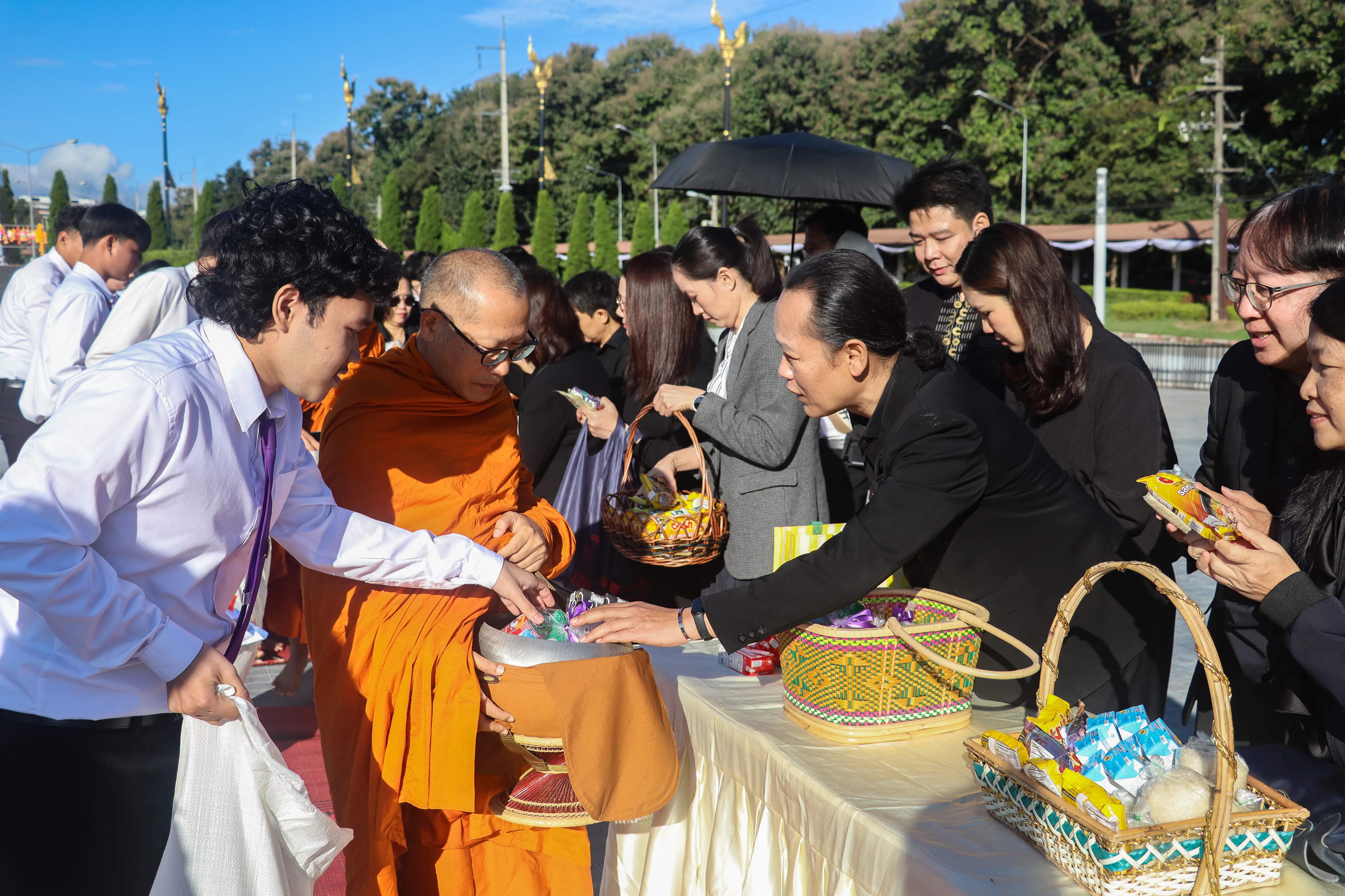 น้อมเกล้าฯ ถวายพระราชกุศล คณะรัฐศาสตร์และสังคมศาสตร์ พร้อมคณะแพทย์-พยาบาล ร่วมเป็นเจ้าภาพหลักในพิธีตักบาตร ณ ลานพระบรมราชานุสาวรีย์สมเด็จพระนเรศวรฯ