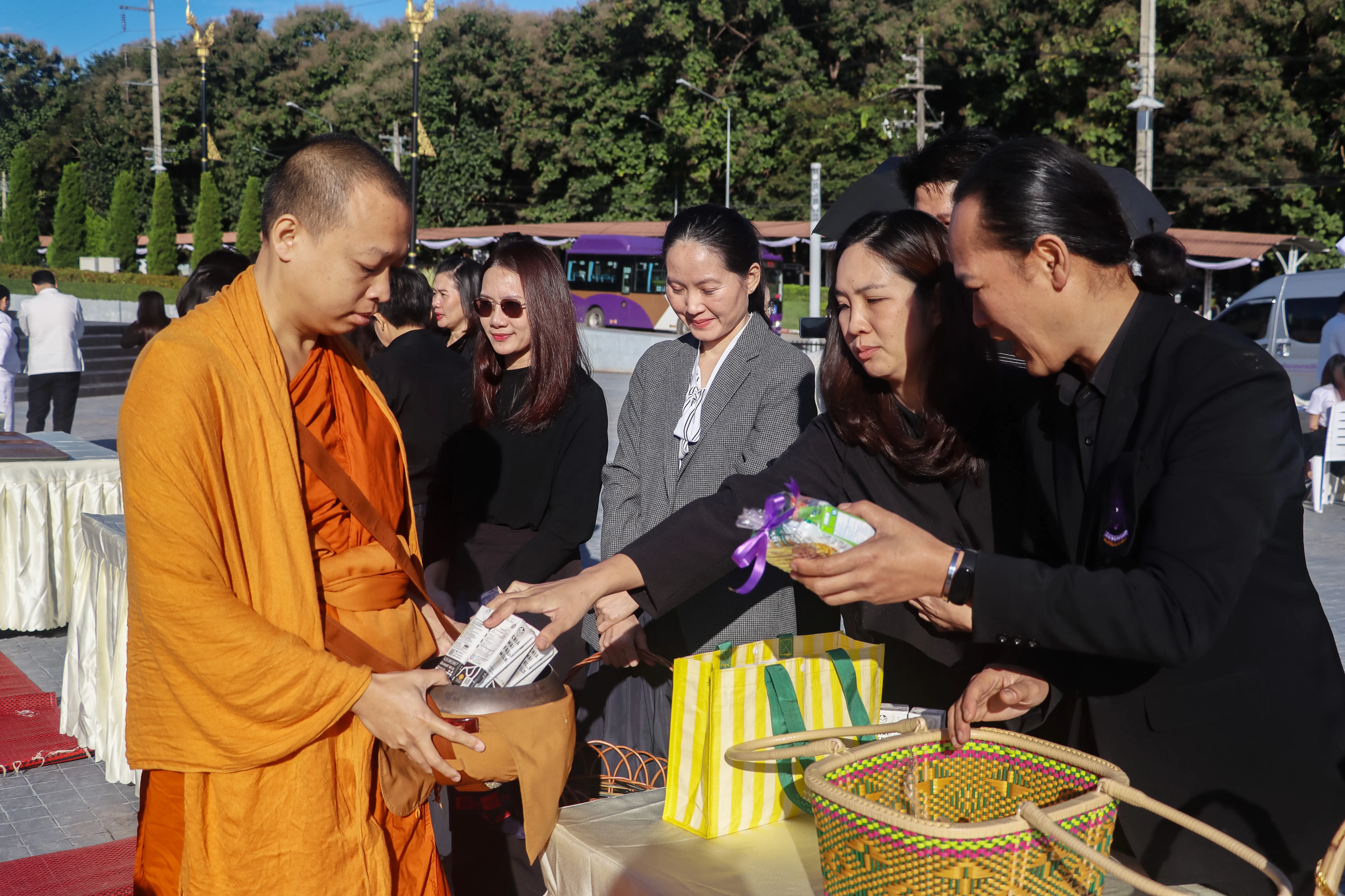 น้อมเกล้าฯ ถวายพระราชกุศล คณะรัฐศาสตร์และสังคมศาสตร์ พร้อมคณะแพทย์-พยาบาล ร่วมเป็นเจ้าภาพหลักในพิธีตักบาตร ณ ลานพระบรมราชานุสาวรีย์สมเด็จพระนเรศวรฯ