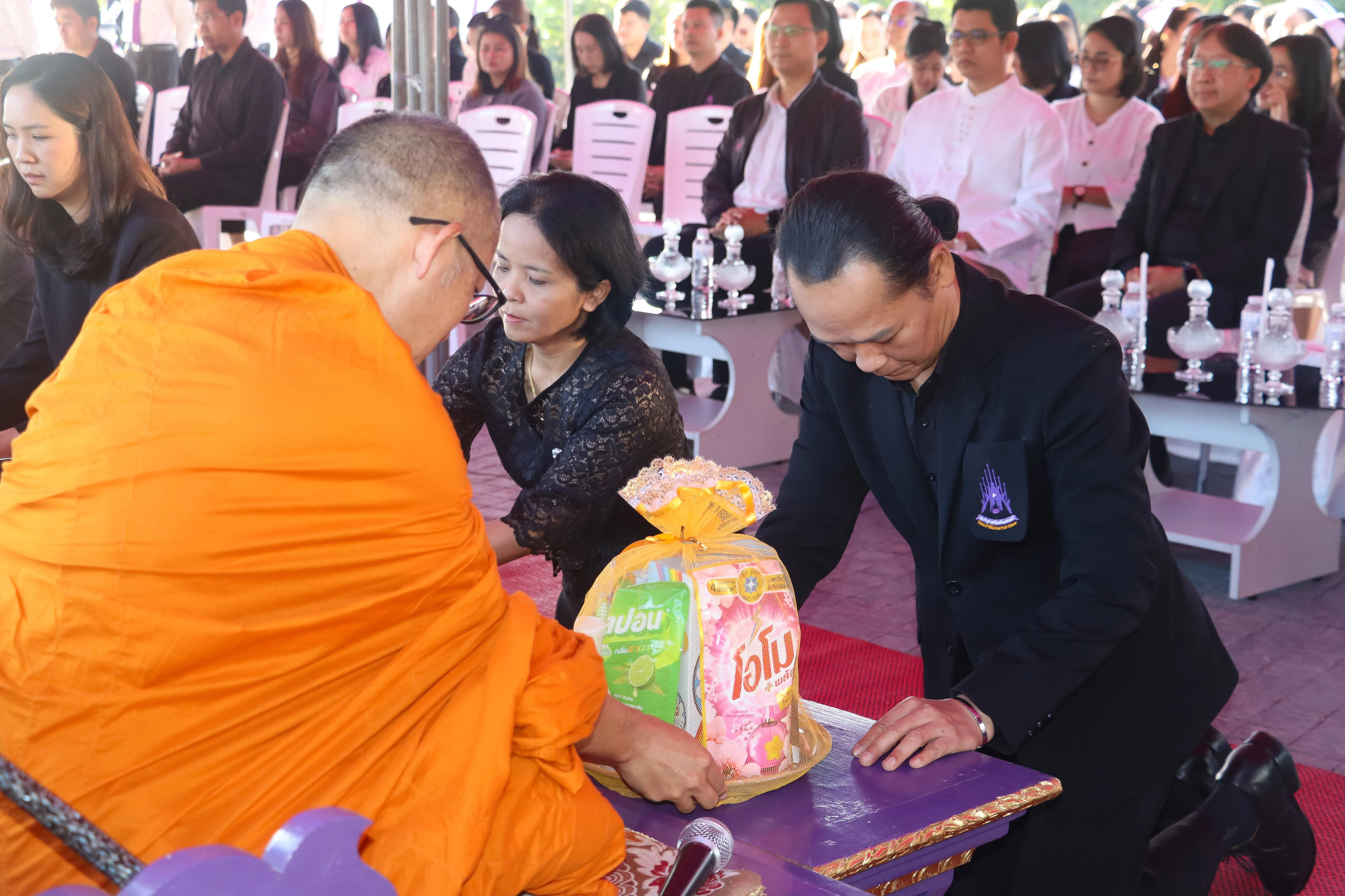 น้อมเกล้าฯ ถวายพระราชกุศล คณะรัฐศาสตร์และสังคมศาสตร์ พร้อมคณะแพทย์-พยาบาล ร่วมเป็นเจ้าภาพหลักในพิธีตักบาตร ณ ลานพระบรมราชานุสาวรีย์สมเด็จพระนเรศวรฯ