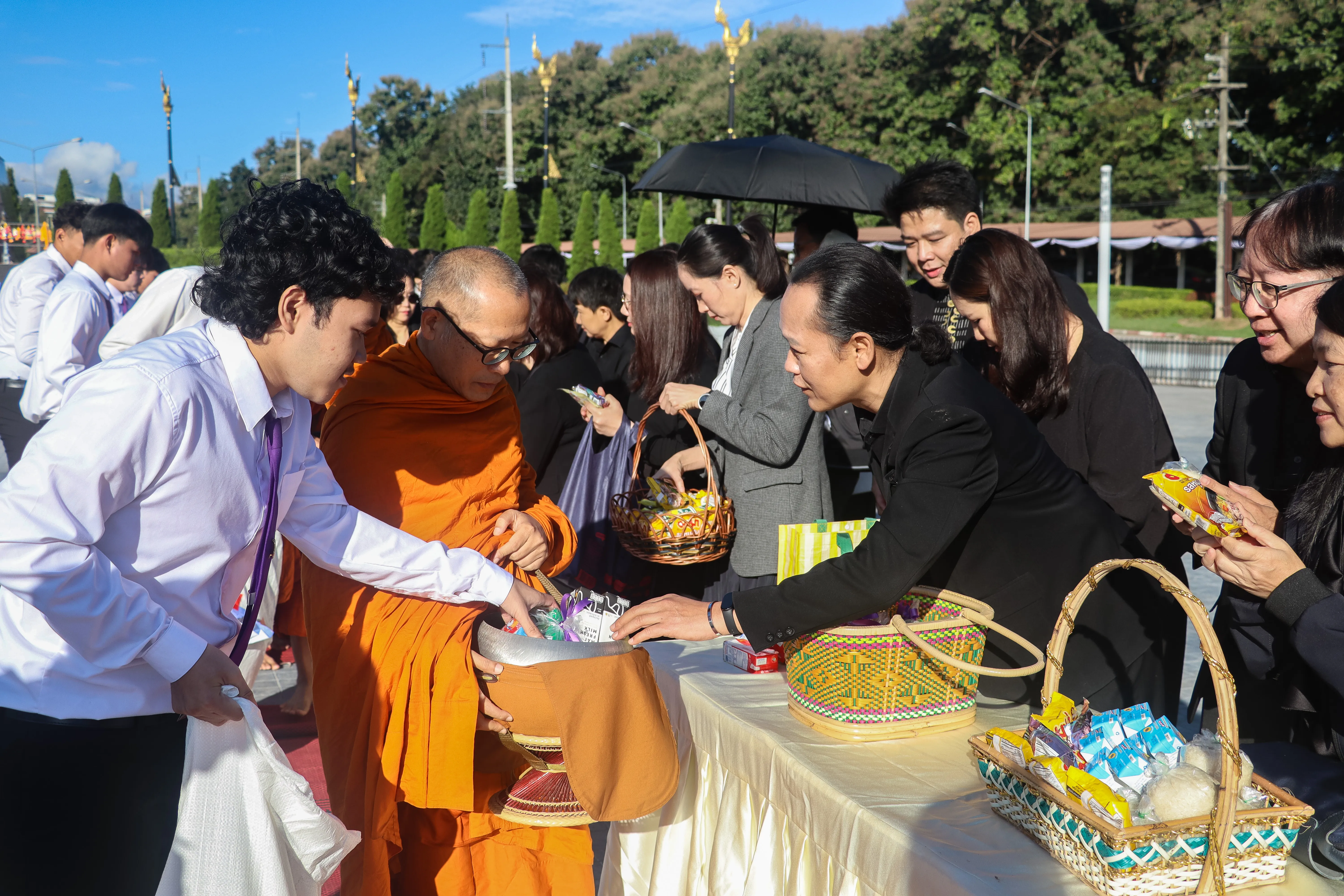 น้อมเกล้าฯ ถวายพระราชกุศล คณะรัฐศาสตร์และสังคมศาสตร์ พร้อมคณะแพทย์-พยาบาล ร่วมเป็นเจ้าภาพหลักในพิธีตักบาตร ณ ลานพระบรมราชานุสาวรีย์สมเด็จพระนเรศวรฯ