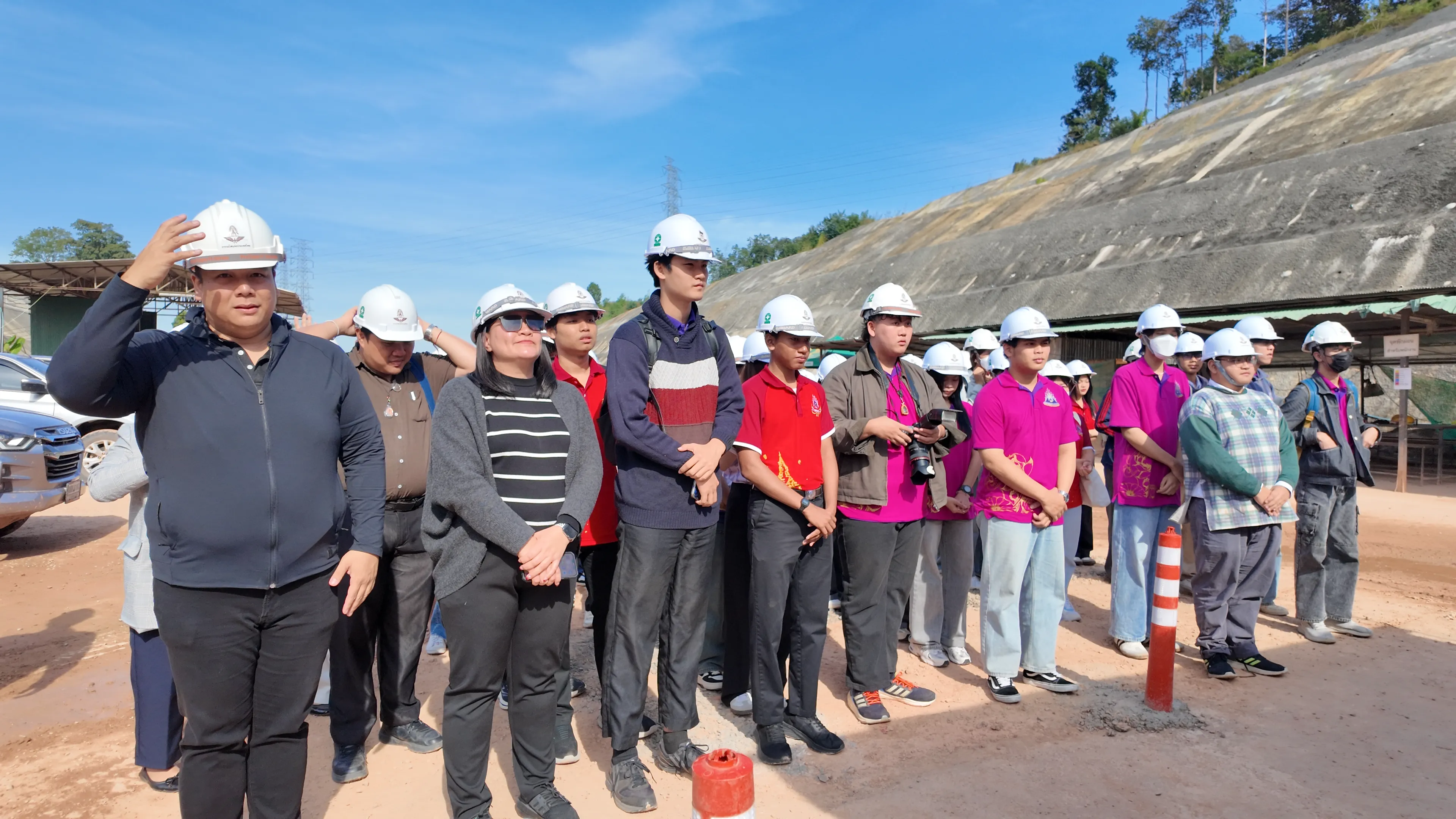 รัฐศาสตร์และสังคมศาสตร์ ม.พะเยา นำทัพนิสิต 95 คน ศึกษาดูงาน "อุโมงค์แม่กา" โครงการรถไฟทางคู่ เพื่อเรียนรู้ 'นโยบายสาธารณะ' และการบริหารโครงการขนาดใหญ่ !