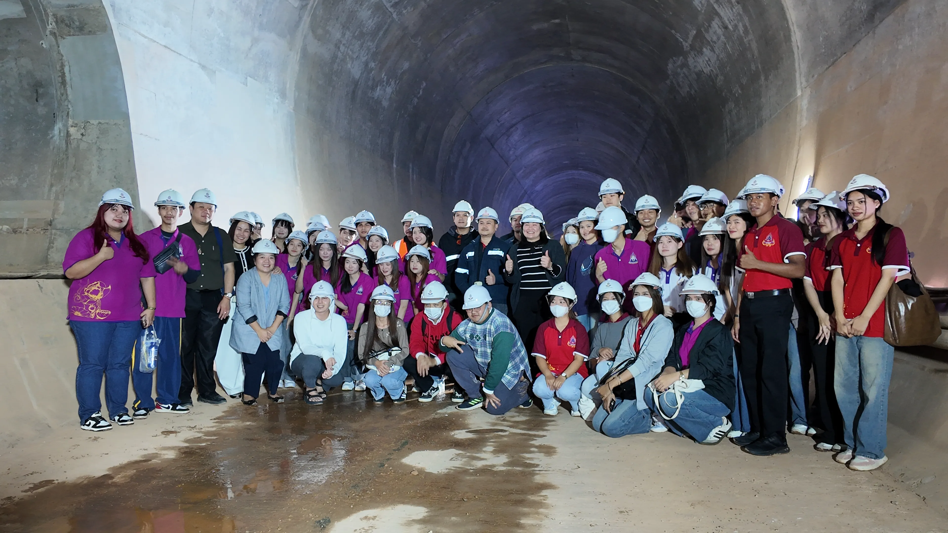 รัฐศาสตร์และสังคมศาสตร์ ม.พะเยา นำทัพนิสิต 95 คน ศึกษาดูงาน "อุโมงค์แม่กา" โครงการรถไฟทางคู่ เพื่อเรียนรู้ 'นโยบายสาธารณะ' และการบริหารโครงการขนาดใหญ่ !