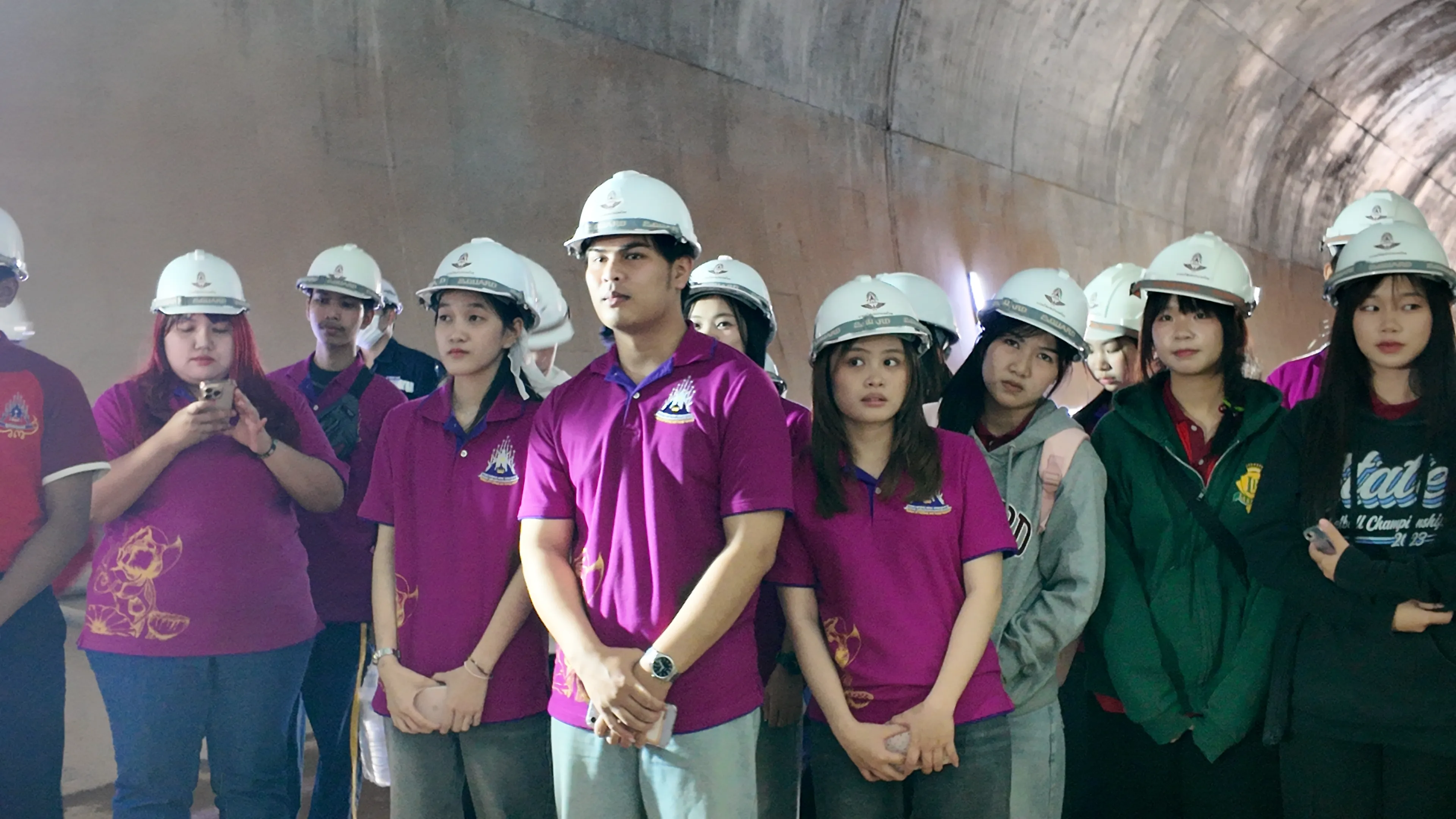 รัฐศาสตร์และสังคมศาสตร์ ม.พะเยา นำทัพนิสิต 95 คน ศึกษาดูงาน "อุโมงค์แม่กา" โครงการรถไฟทางคู่ เพื่อเรียนรู้ 'นโยบายสาธารณะ' และการบริหารโครงการขนาดใหญ่ !