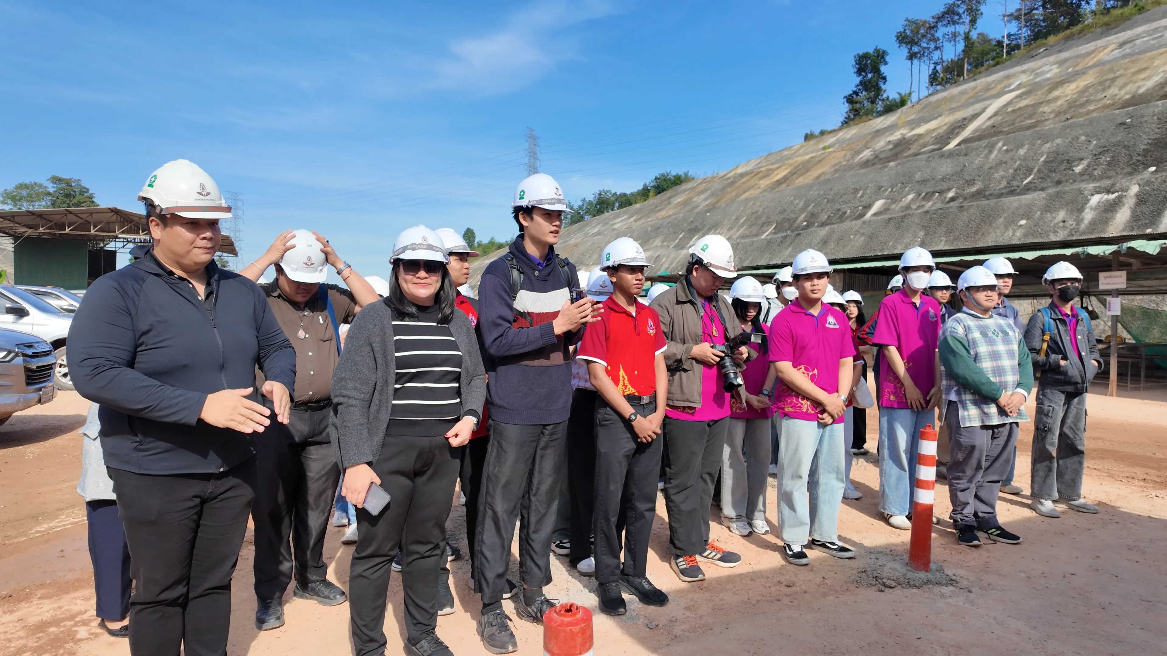 รัฐศาสตร์และสังคมศาสตร์ ม.พะเยา นำทัพนิสิต 95 คน ศึกษาดูงาน "อุโมงค์แม่กา" โครงการรถไฟทางคู่ เพื่อเรียนรู้ 'นโยบายสาธารณะ' และการบริหารโครงการขนาดใหญ่ !