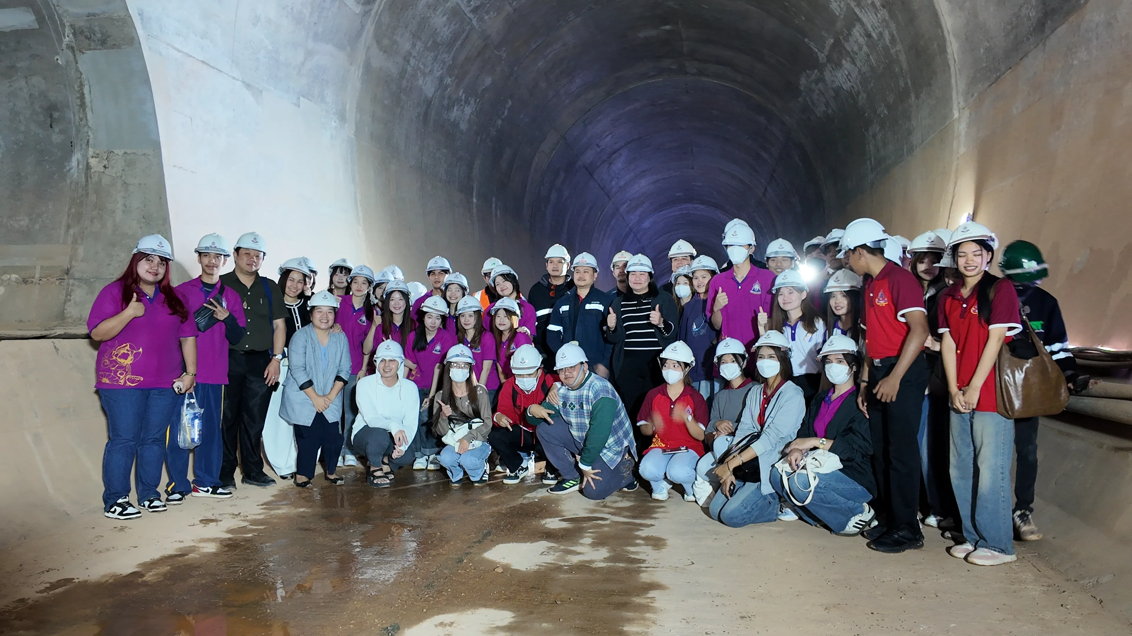 รัฐศาสตร์และสังคมศาสตร์ ม.พะเยา นำทัพนิสิต 95 คน ศึกษาดูงาน "อุโมงค์แม่กา" โครงการรถไฟทางคู่ เพื่อเรียนรู้ 'นโยบายสาธารณะ' และการบริหารโครงการขนาดใหญ่ !