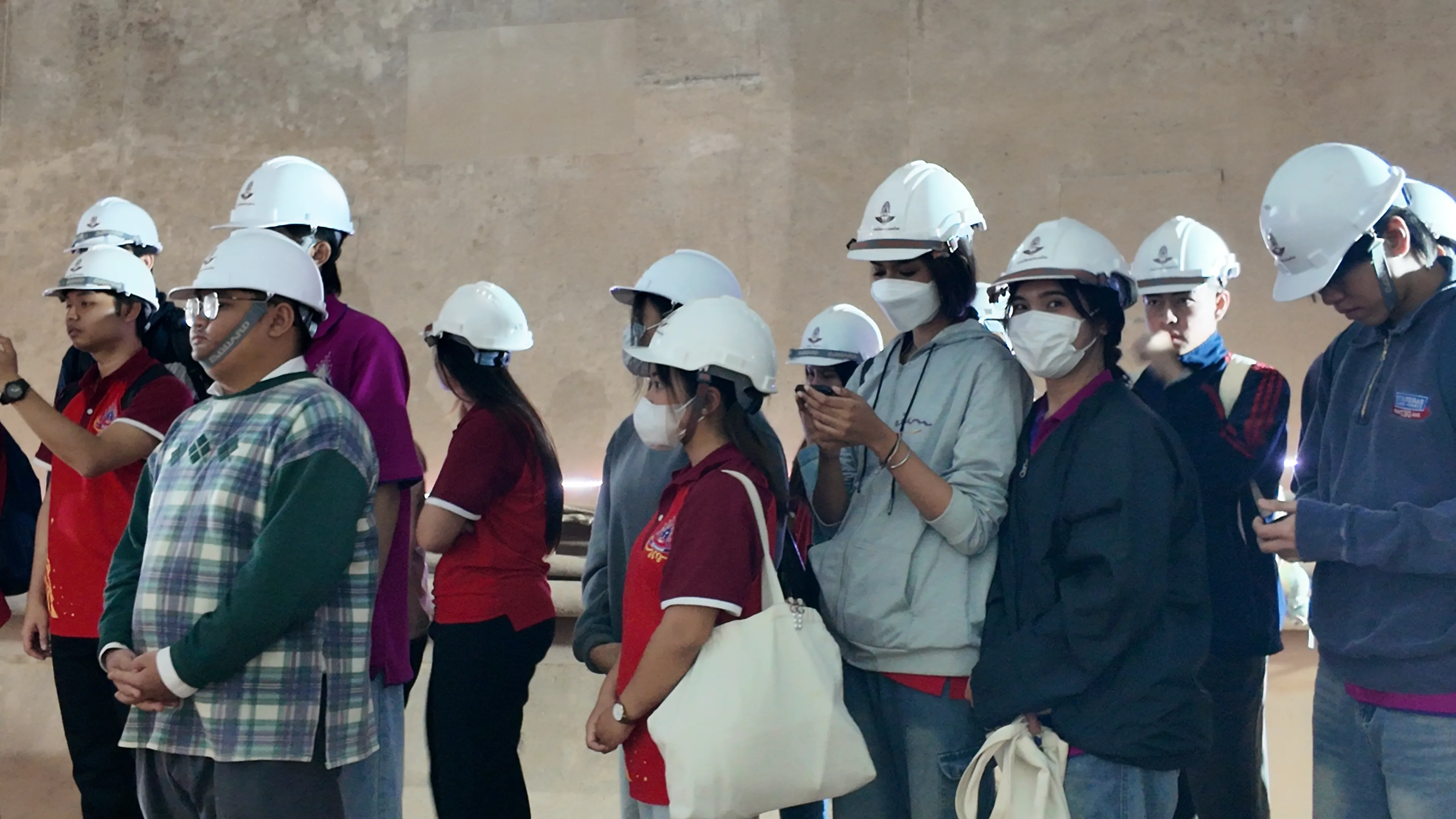 รัฐศาสตร์และสังคมศาสตร์ ม.พะเยา นำทัพนิสิต 95 คน ศึกษาดูงาน "อุโมงค์แม่กา" โครงการรถไฟทางคู่ เพื่อเรียนรู้ 'นโยบายสาธารณะ' และการบริหารโครงการขนาดใหญ่ !