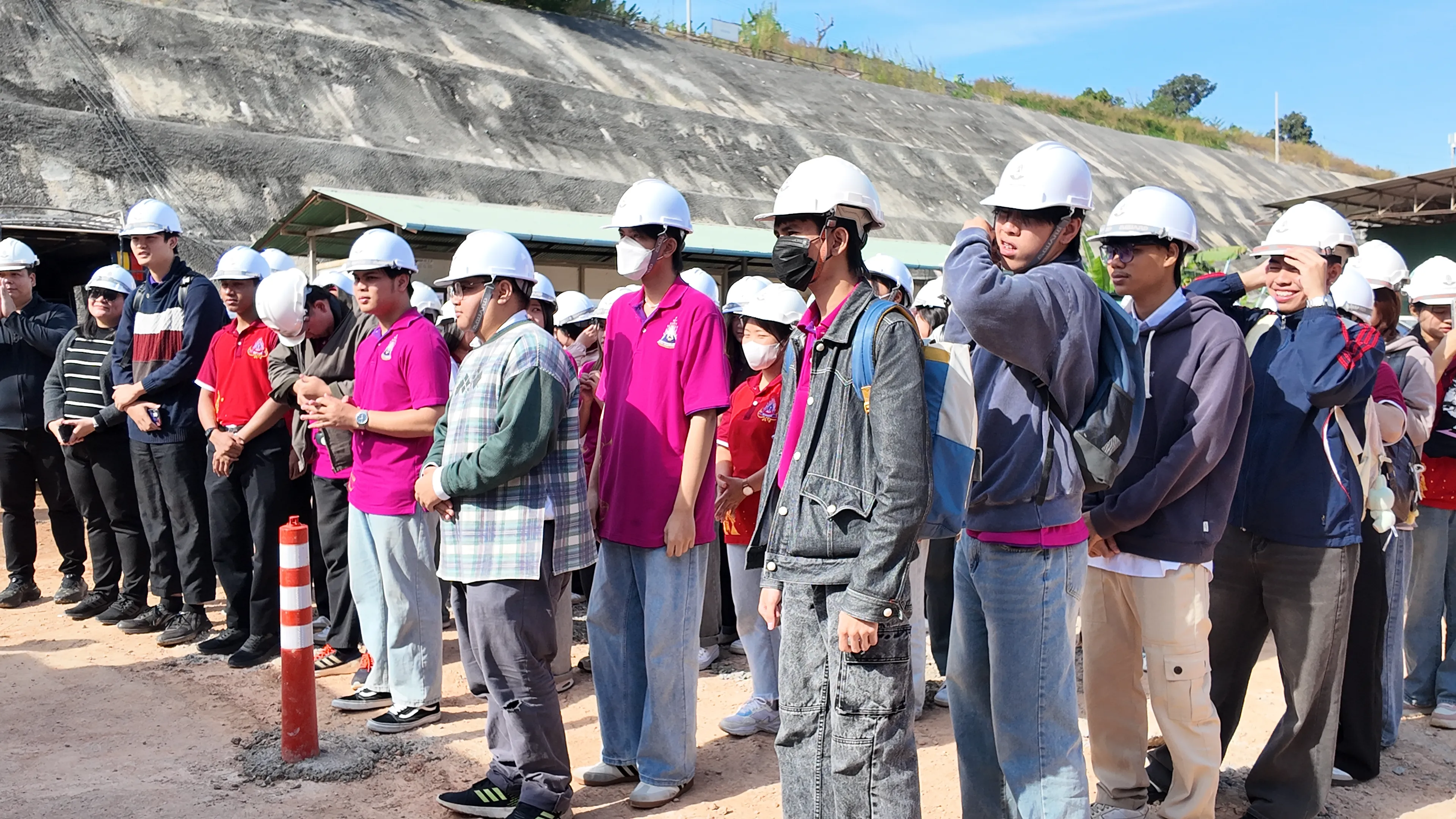 รัฐศาสตร์และสังคมศาสตร์ ม.พะเยา นำทัพนิสิต 95 คน ศึกษาดูงาน "อุโมงค์แม่กา" โครงการรถไฟทางคู่ เพื่อเรียนรู้ 'นโยบายสาธารณะ' และการบริหารโครงการขนาดใหญ่ !
