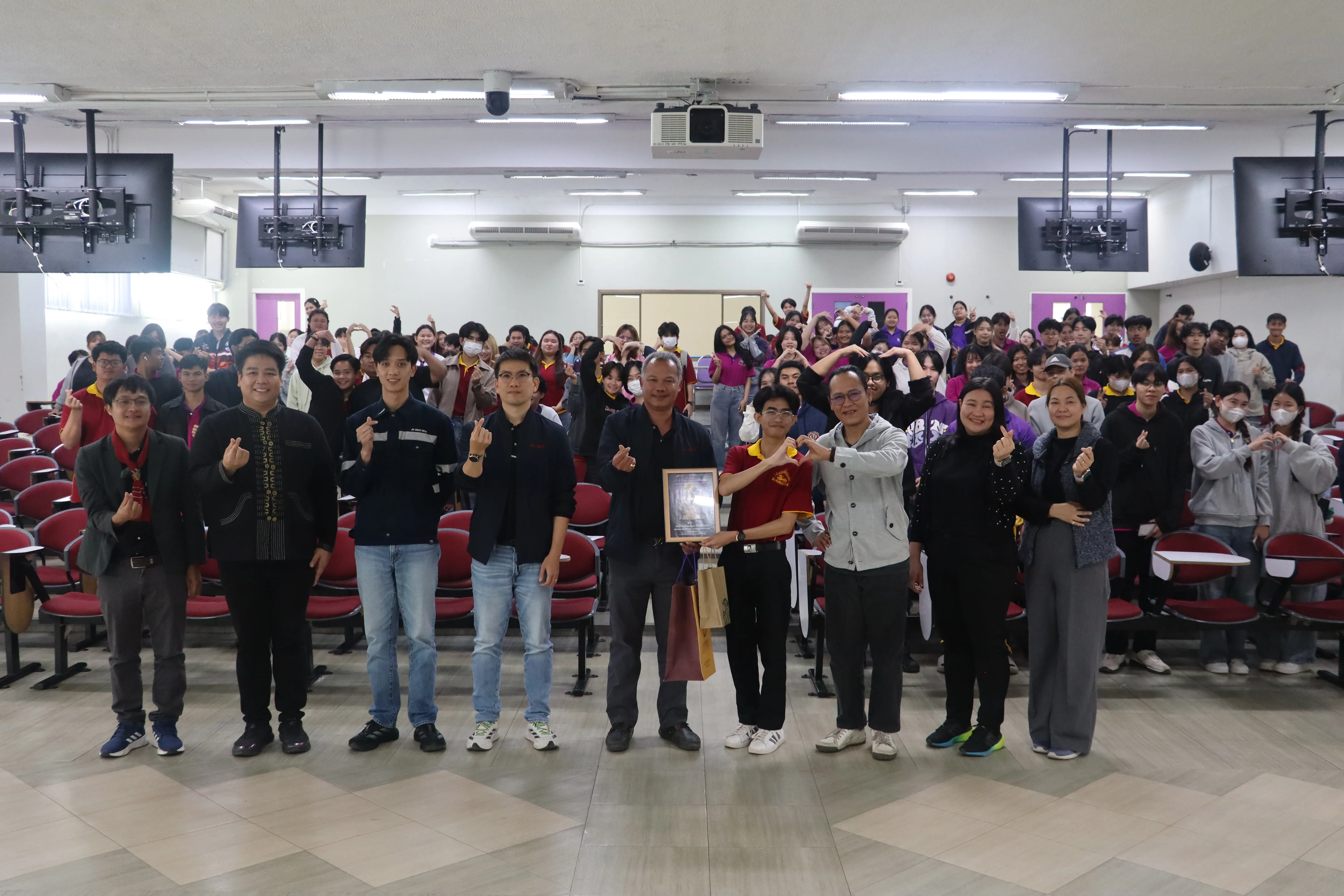 นิสิตรัฐศาสตร์ คณะรัฐศาสตร์และสังคมศาสตร์ มพ. กว่า 148 คน สัมผัสจริงนโยบายรถไฟสายเหนือ เชื่อมภาคเรียนสู่ภาคสนาม