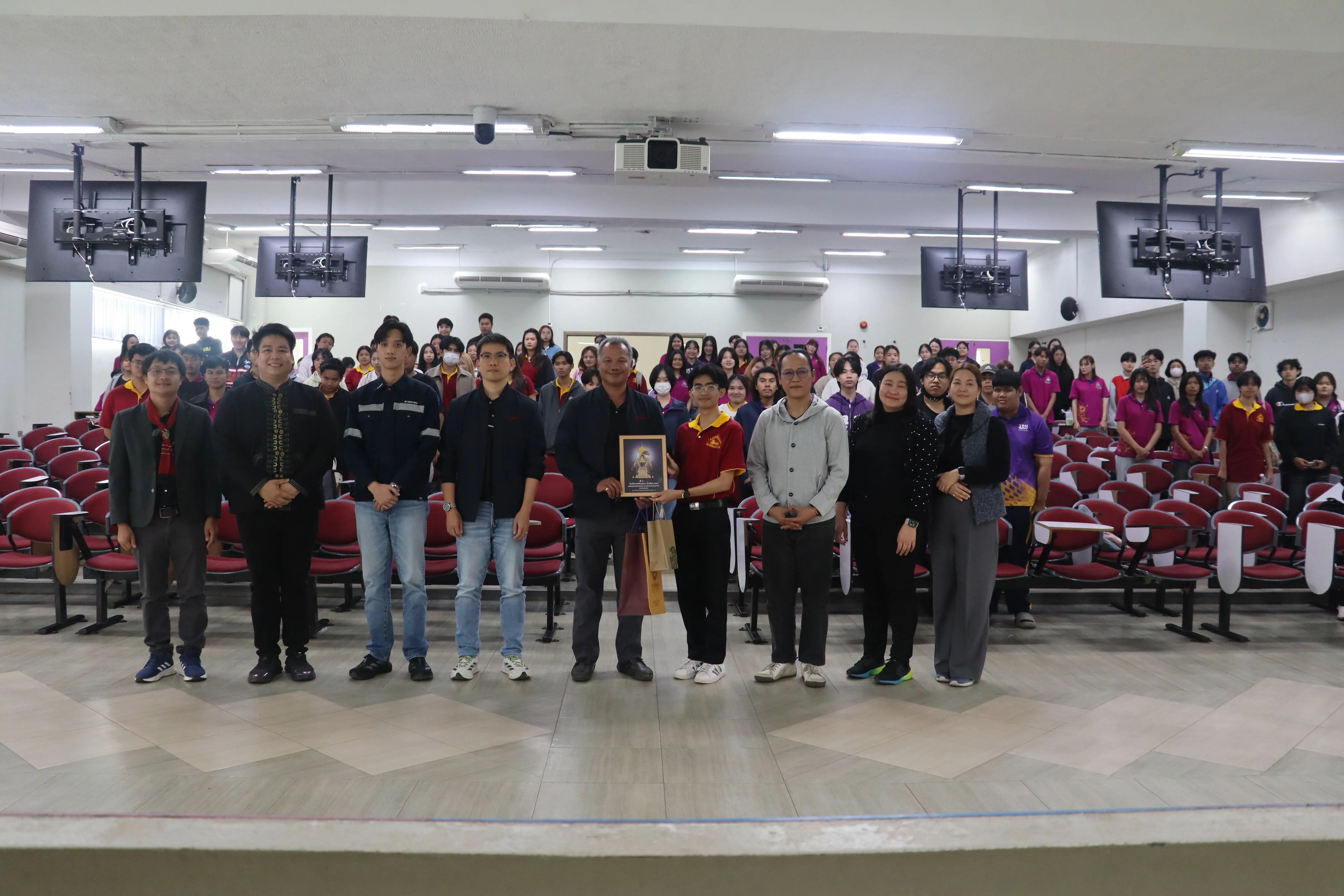 นิสิตรัฐศาสตร์ คณะรัฐศาสตร์และสังคมศาสตร์ มพ. กว่า 148 คน สัมผัสจริงนโยบายรถไฟสายเหนือ เชื่อมภาคเรียนสู่ภาคสนาม