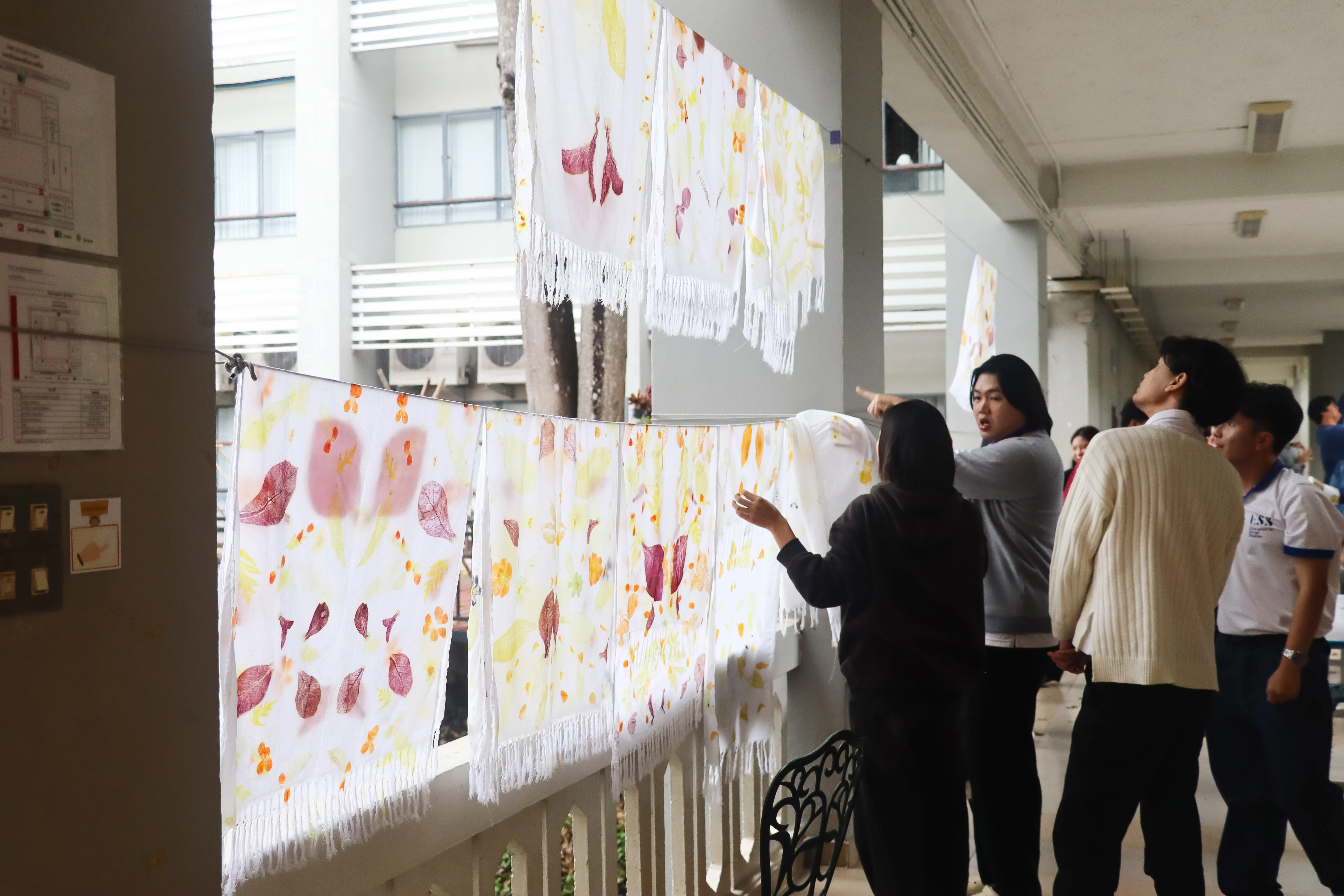 คณะรัฐศาสตร์และสังคมศาสตร์ มหาวิทยาลัยพะเยา จัดอบรมเชิงปฏิบัติการ “การทำผ้าพิมพ์รักษ์โลกลายใบคำมอกหลวง” ส่งเสริมการอนุรักษ์ทรัพยากรท้องถิ่นผ่านการเรียนรู้เชิงประสบการณ์