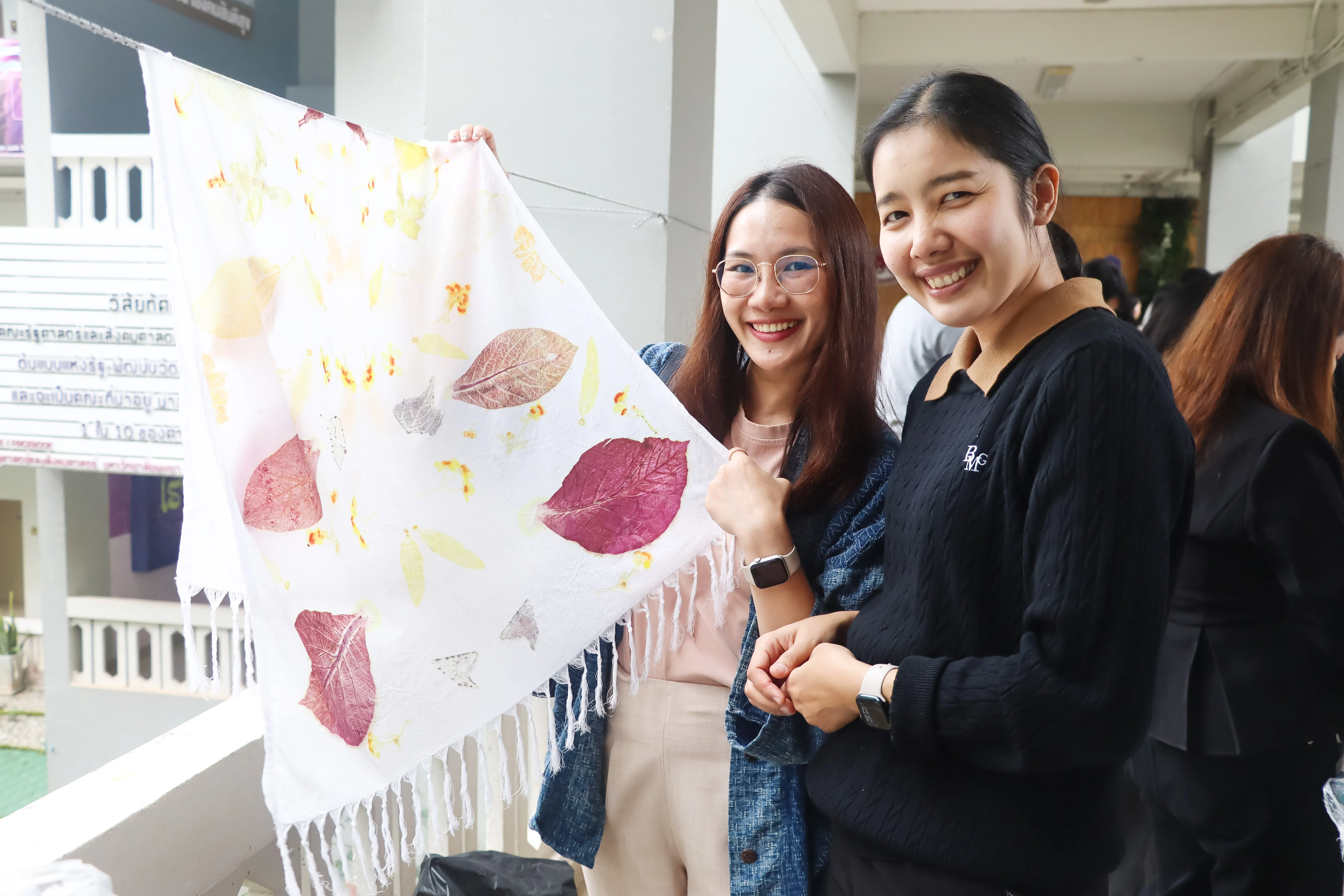 คณะรัฐศาสตร์และสังคมศาสตร์ มหาวิทยาลัยพะเยา จัดอบรมเชิงปฏิบัติการ “การทำผ้าพิมพ์รักษ์โลกลายใบคำมอกหลวง” ส่งเสริมการอนุรักษ์ทรัพยากรท้องถิ่นผ่านการเรียนรู้เชิงประสบการณ์