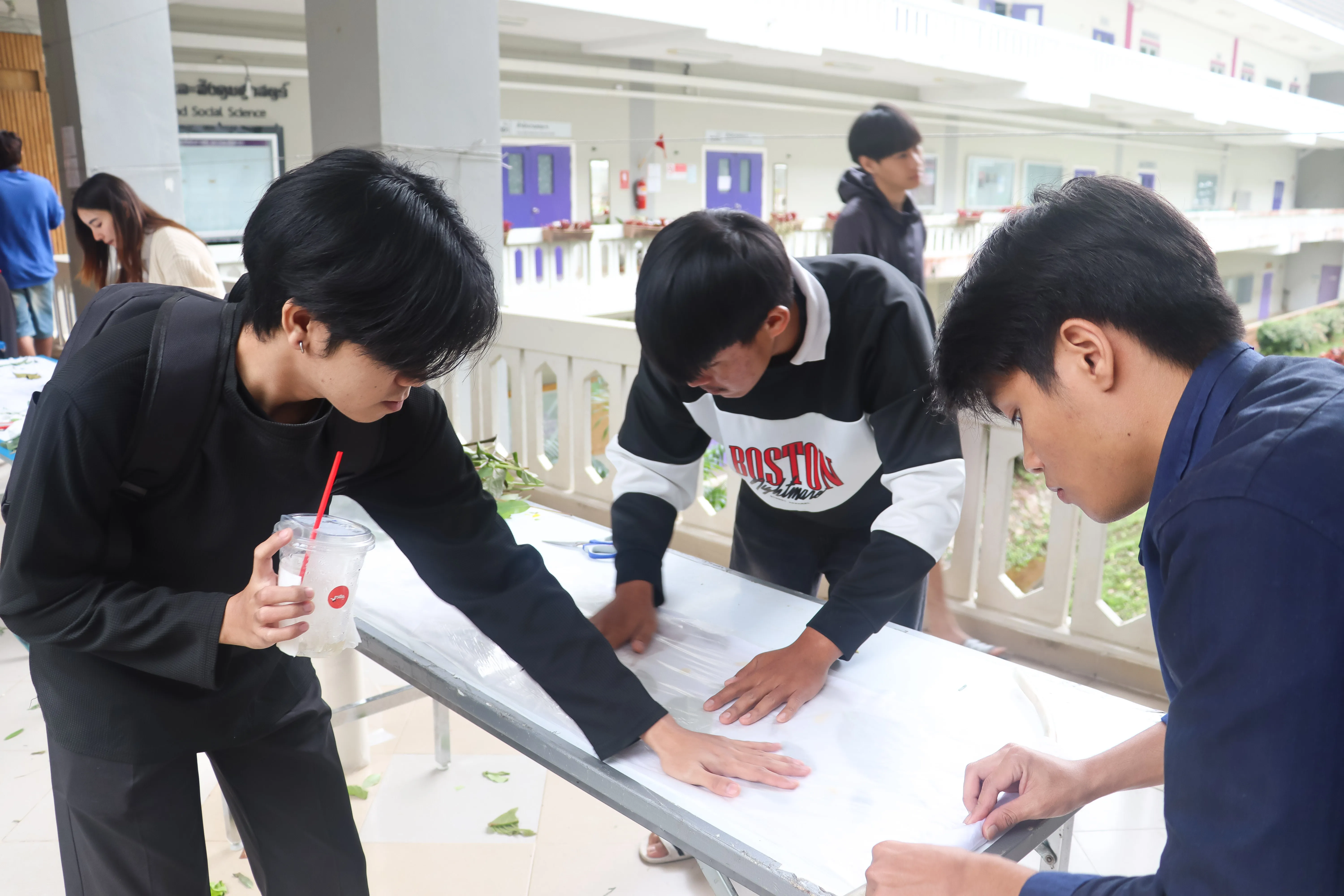 คณะรัฐศาสตร์และสังคมศาสตร์ มหาวิทยาลัยพะเยา จัดอบรมเชิงปฏิบัติการ “การทำผ้าพิมพ์รักษ์โลกลายใบคำมอกหลวง” ส่งเสริมการอนุรักษ์ทรัพยากรท้องถิ่นผ่านการเรียนรู้เชิงประสบการณ์