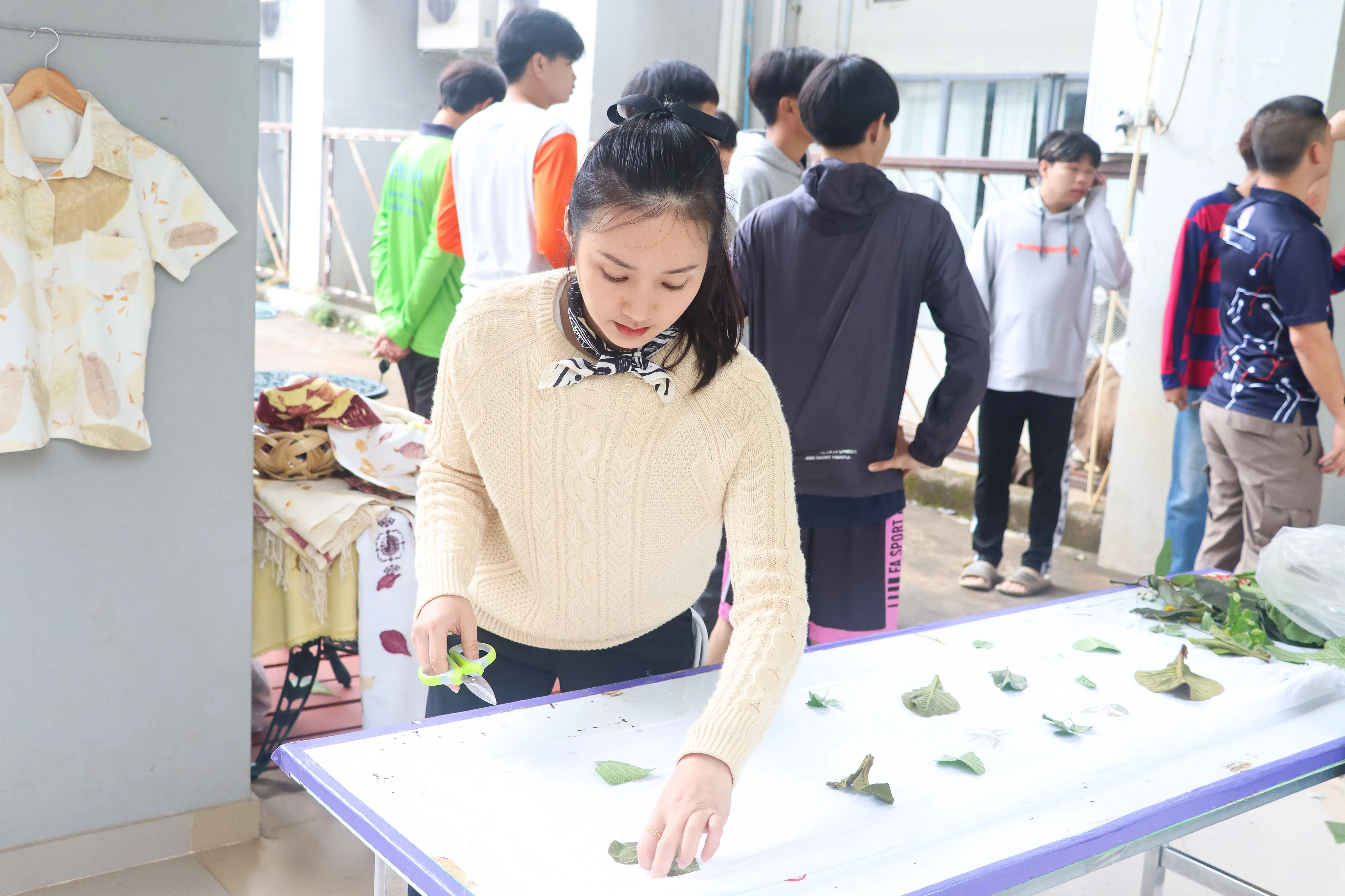 คณะรัฐศาสตร์และสังคมศาสตร์ มหาวิทยาลัยพะเยา จัดอบรมเชิงปฏิบัติการ “การทำผ้าพิมพ์รักษ์โลกลายใบคำมอกหลวง” ส่งเสริมการอนุรักษ์ทรัพยากรท้องถิ่นผ่านการเรียนรู้เชิงประสบการณ์