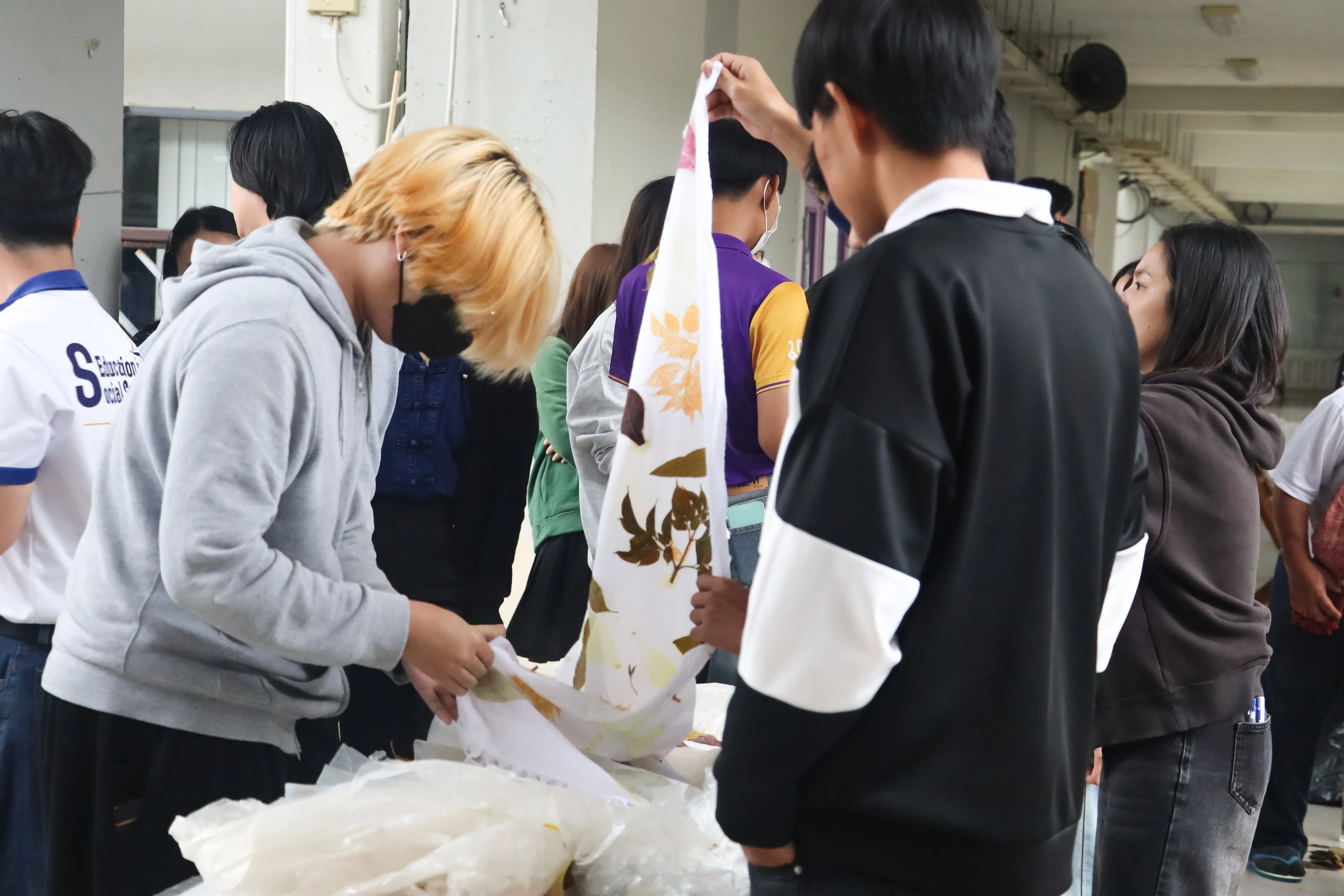 คณะรัฐศาสตร์และสังคมศาสตร์ มหาวิทยาลัยพะเยา จัดอบรมเชิงปฏิบัติการ “การทำผ้าพิมพ์รักษ์โลกลายใบคำมอกหลวง” ส่งเสริมการอนุรักษ์ทรัพยากรท้องถิ่นผ่านการเรียนรู้เชิงประสบการณ์