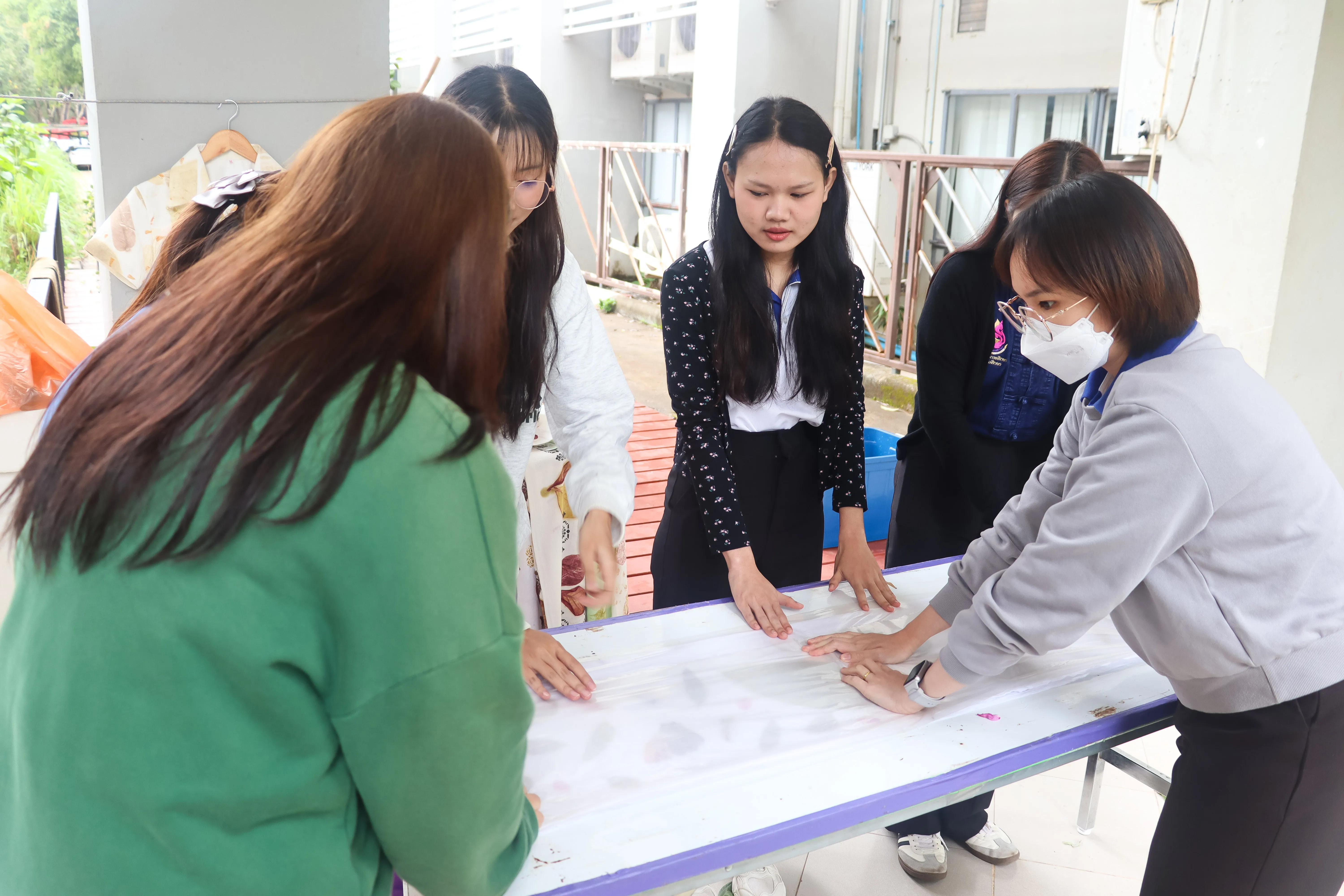 คณะรัฐศาสตร์และสังคมศาสตร์ มหาวิทยาลัยพะเยา จัดอบรมเชิงปฏิบัติการ “การทำผ้าพิมพ์รักษ์โลกลายใบคำมอกหลวง” ส่งเสริมการอนุรักษ์ทรัพยากรท้องถิ่นผ่านการเรียนรู้เชิงประสบการณ์