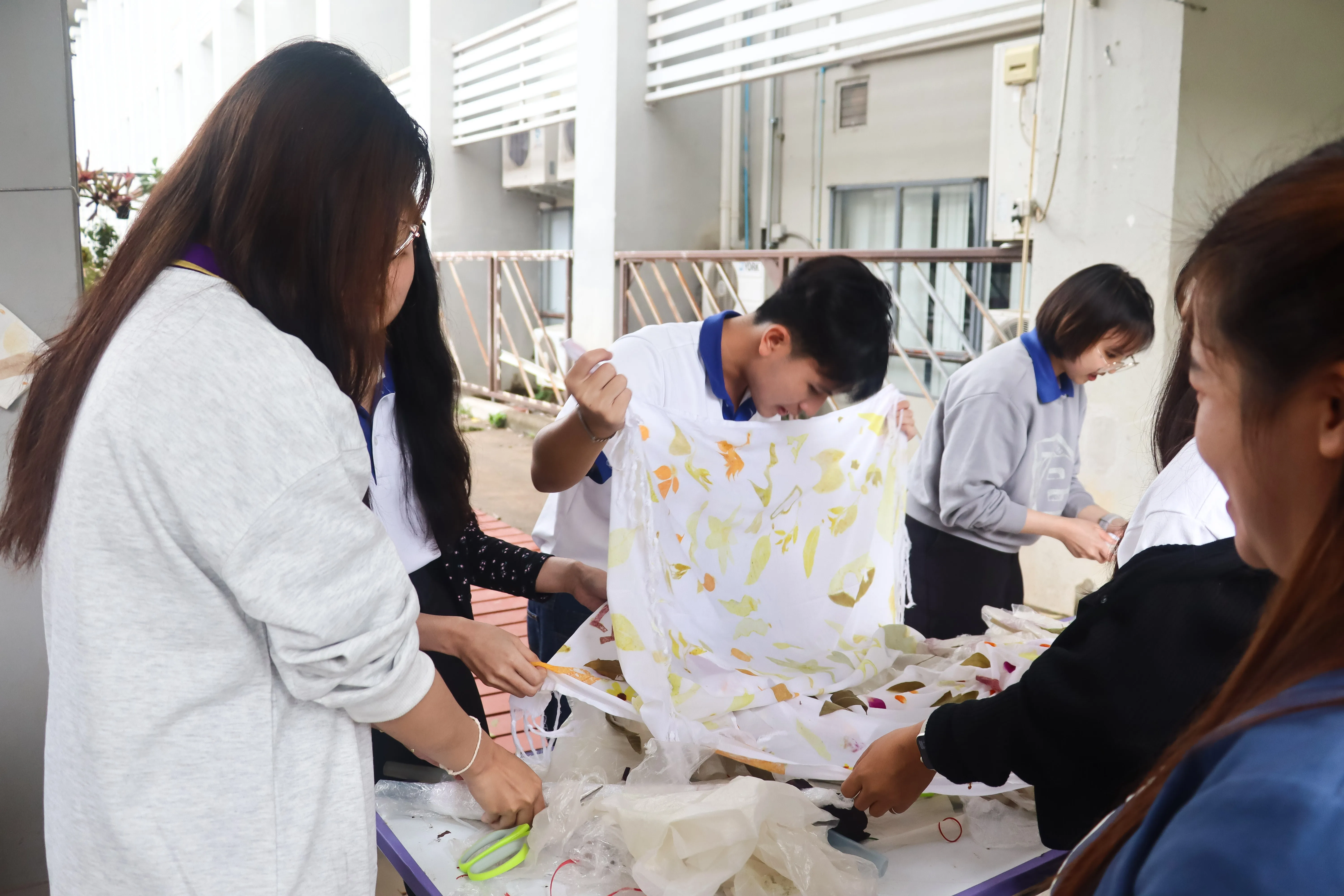 คณะรัฐศาสตร์และสังคมศาสตร์ มหาวิทยาลัยพะเยา จัดอบรมเชิงปฏิบัติการ “การทำผ้าพิมพ์รักษ์โลกลายใบคำมอกหลวง” ส่งเสริมการอนุรักษ์ทรัพยากรท้องถิ่นผ่านการเรียนรู้เชิงประสบการณ์