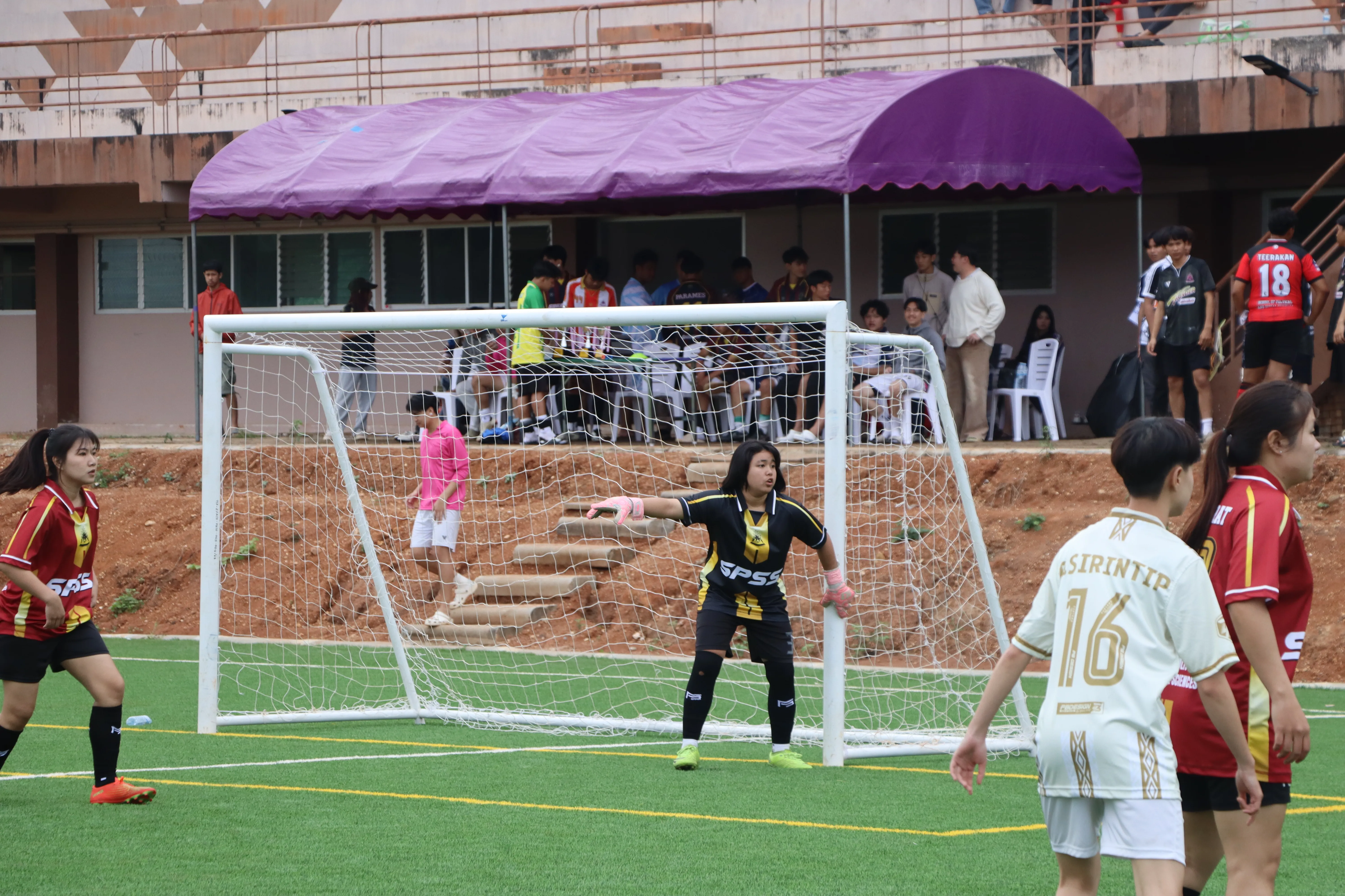 มิตรภาพบนสนามเขียว ! ชมรมกีฬาฟุตบอล - ฟุตซอล คณะรัฐศาสตร์และสังคมศาสตร์ มพ. จัดการแข่งขันฟุตบอลกระชับมิตร สานสัมพันธ์นิสิตกว่า 200 คน