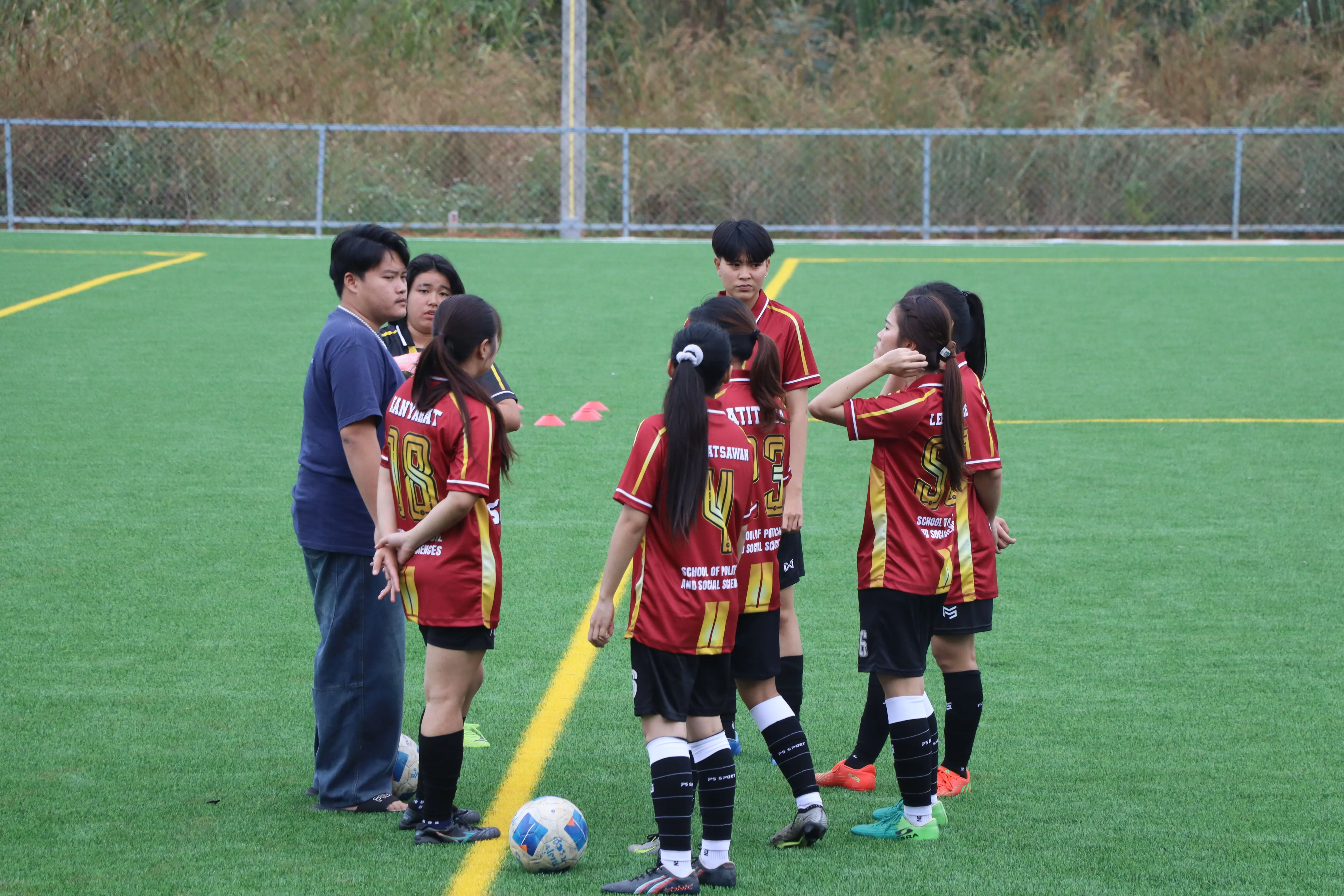 มิตรภาพบนสนามเขียว ! ชมรมกีฬาฟุตบอล - ฟุตซอล คณะรัฐศาสตร์และสังคมศาสตร์ มพ. จัดการแข่งขันฟุตบอลกระชับมิตร สานสัมพันธ์นิสิตกว่า 200 คน