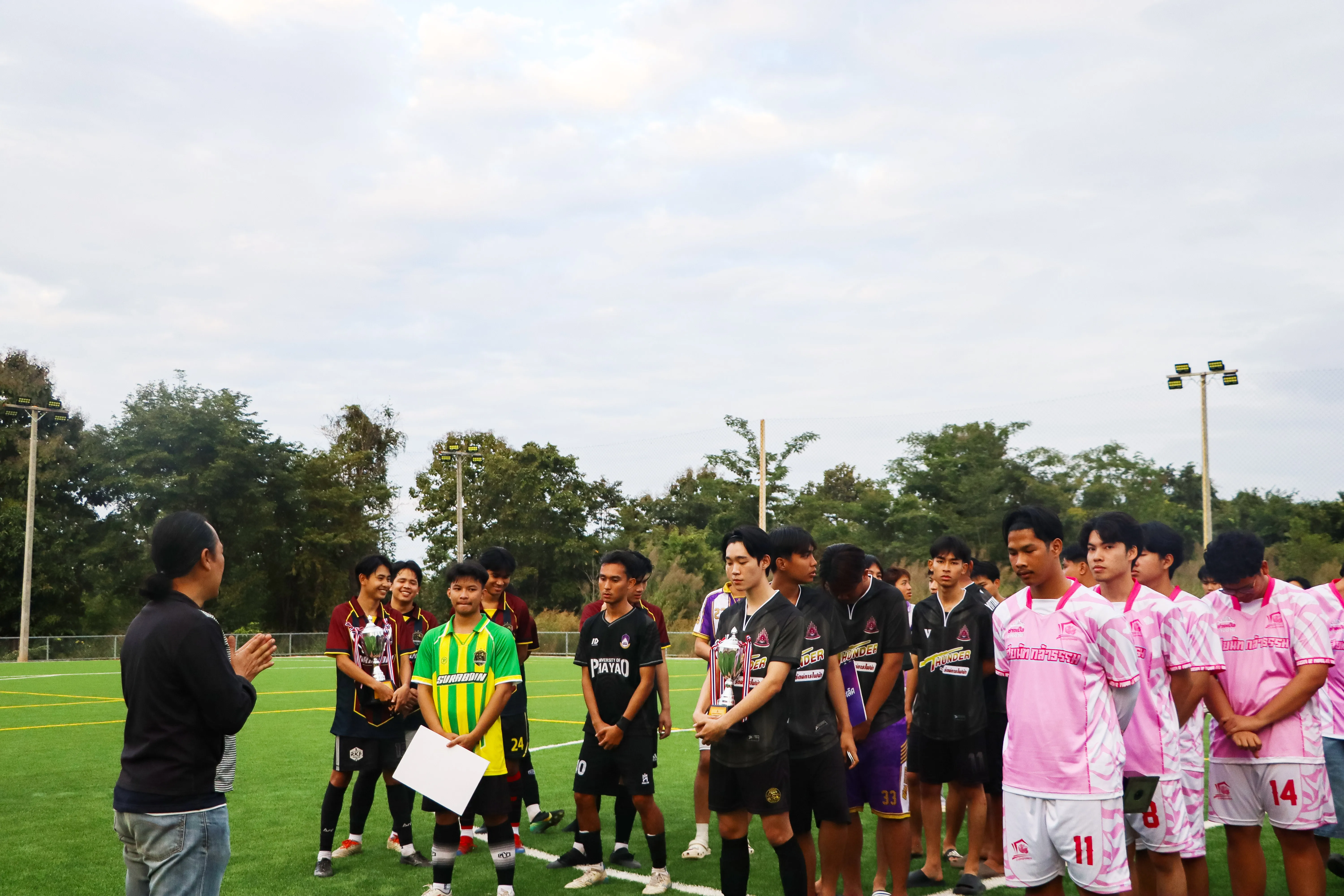 มิตรภาพบนสนามเขียว ! ชมรมกีฬาฟุตบอล - ฟุตซอล คณะรัฐศาสตร์และสังคมศาสตร์ มพ. จัดการแข่งขันฟุตบอลกระชับมิตร สานสัมพันธ์นิสิตกว่า 200 คน