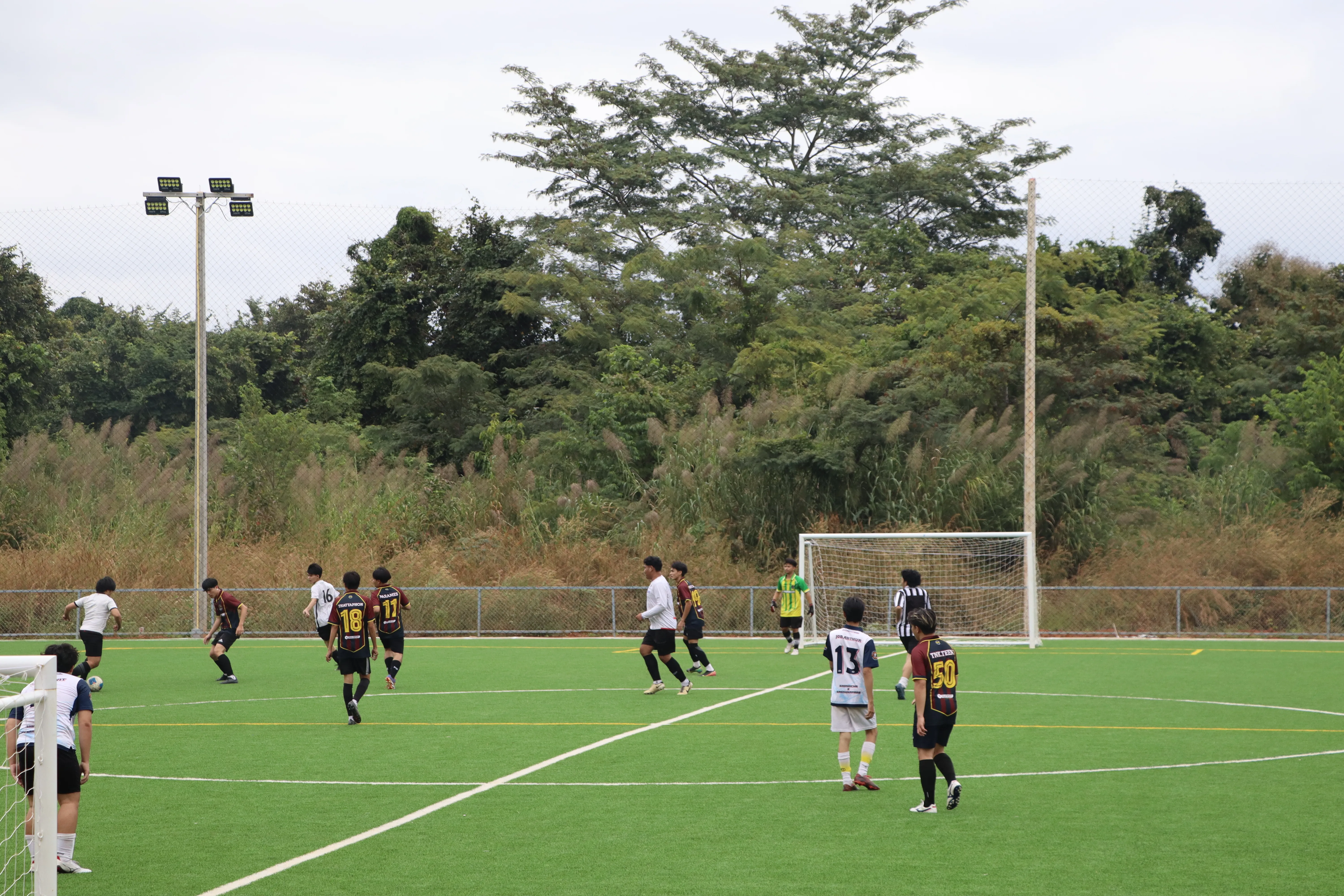 มิตรภาพบนสนามเขียว ! ชมรมกีฬาฟุตบอล - ฟุตซอล คณะรัฐศาสตร์และสังคมศาสตร์ มพ. จัดการแข่งขันฟุตบอลกระชับมิตร สานสัมพันธ์นิสิตกว่า 200 คน