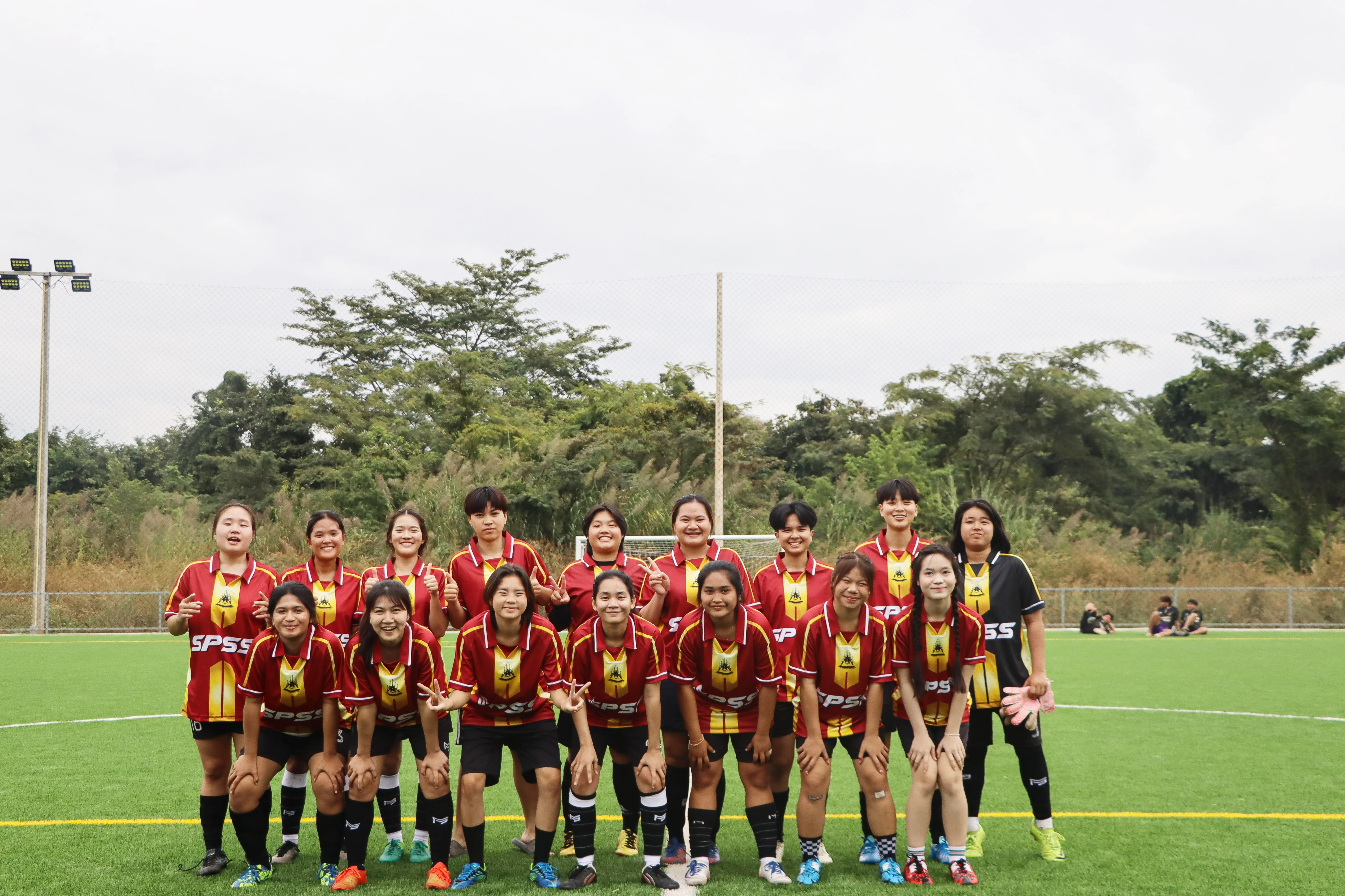 มิตรภาพบนสนามเขียว ! ชมรมกีฬาฟุตบอล - ฟุตซอล คณะรัฐศาสตร์และสังคมศาสตร์ มพ. จัดการแข่งขันฟุตบอลกระชับมิตร สานสัมพันธ์นิสิตกว่า 200 คน