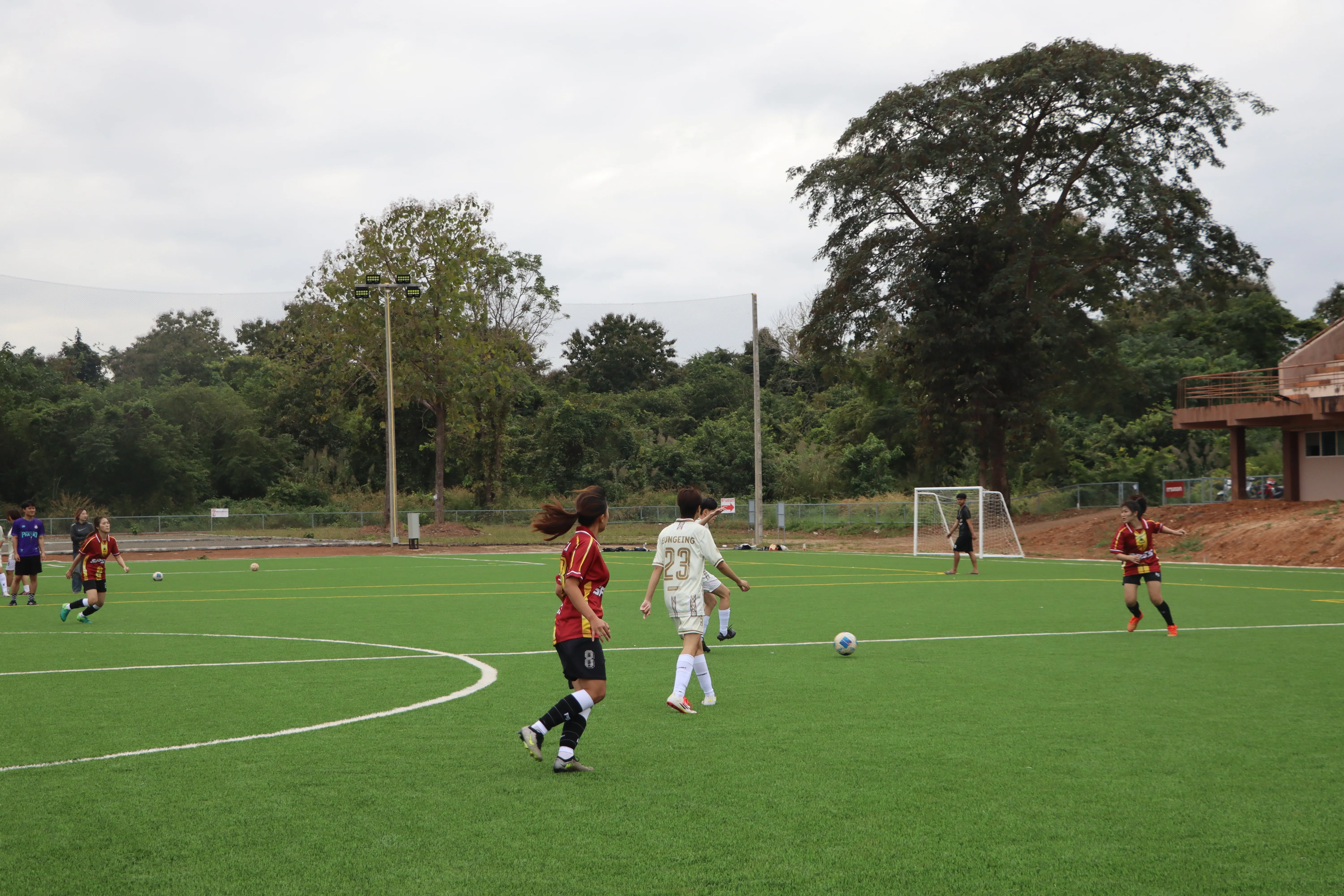 มิตรภาพบนสนามเขียว ! ชมรมกีฬาฟุตบอล - ฟุตซอล คณะรัฐศาสตร์และสังคมศาสตร์ มพ. จัดการแข่งขันฟุตบอลกระชับมิตร สานสัมพันธ์นิสิตกว่า 200 คน