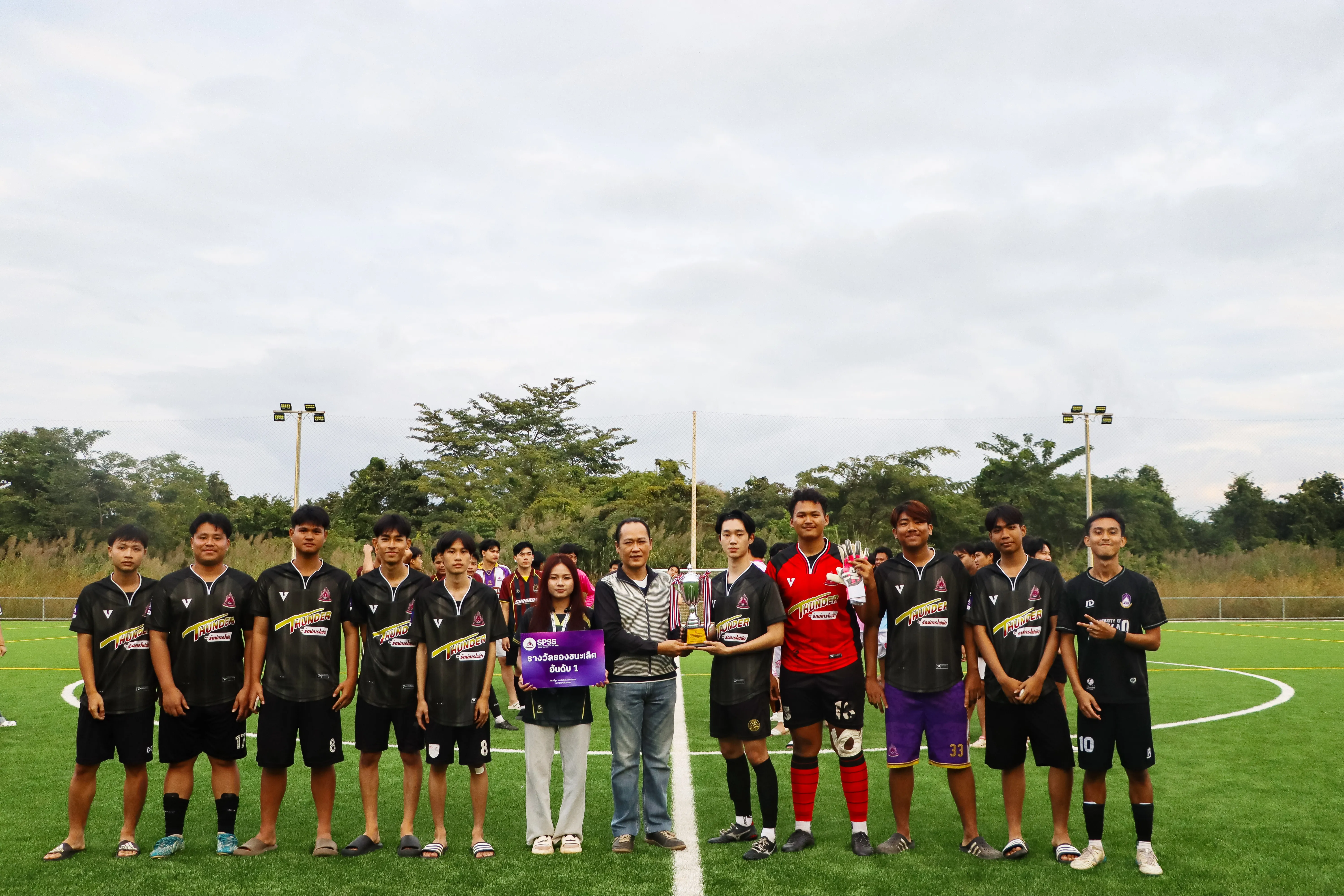 มิตรภาพบนสนามเขียว ! ชมรมกีฬาฟุตบอล - ฟุตซอล คณะรัฐศาสตร์และสังคมศาสตร์ มพ. จัดการแข่งขันฟุตบอลกระชับมิตร สานสัมพันธ์นิสิตกว่า 200 คน